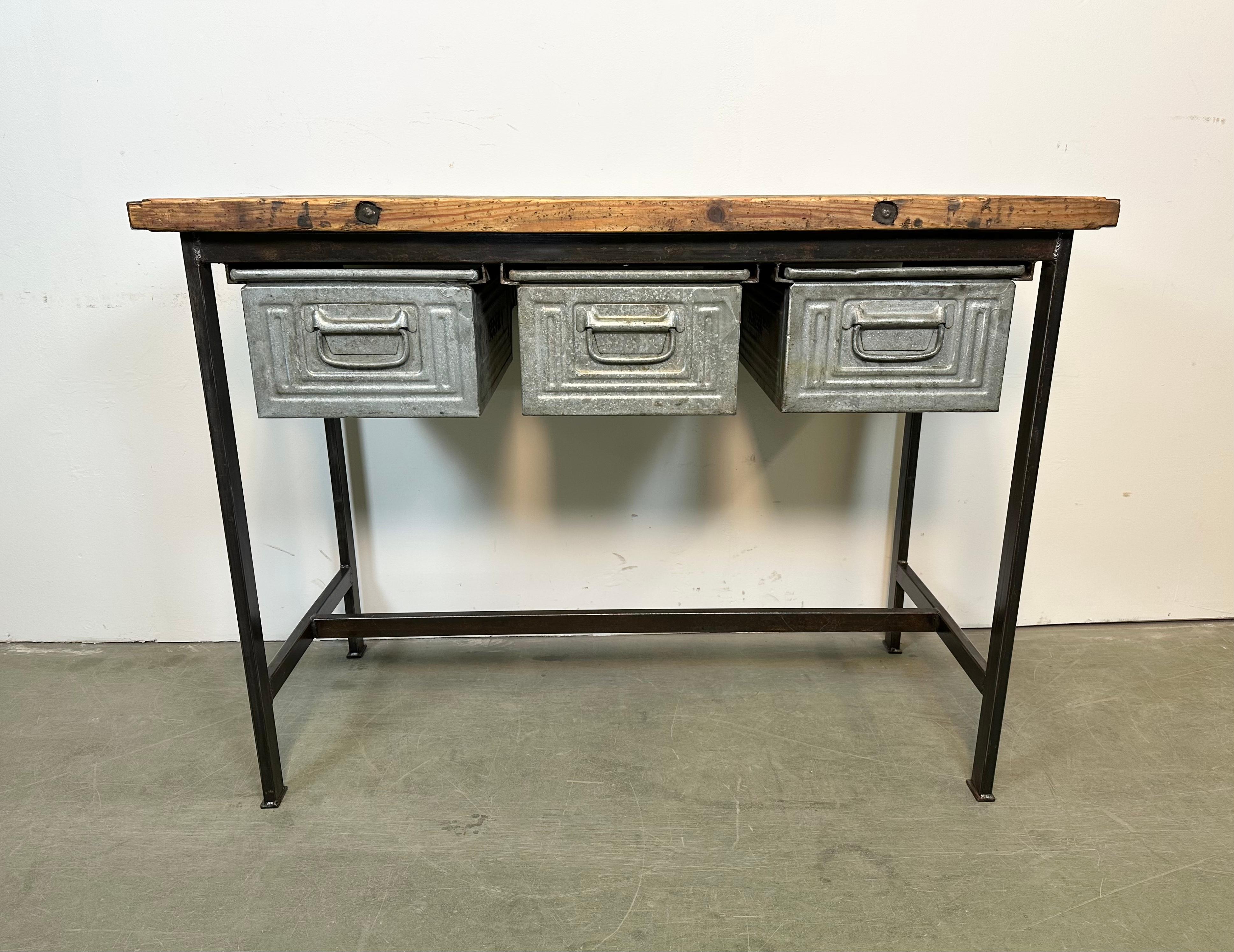 Vintage industrial worktable from the 1960s. It features a black iron construction, solid wooden plate and three silver iron drawers. Weight: 47 kg.
Drawer dimensions:
Width: 32 cm
Depth: 50 cm
Height: 20 cm.
