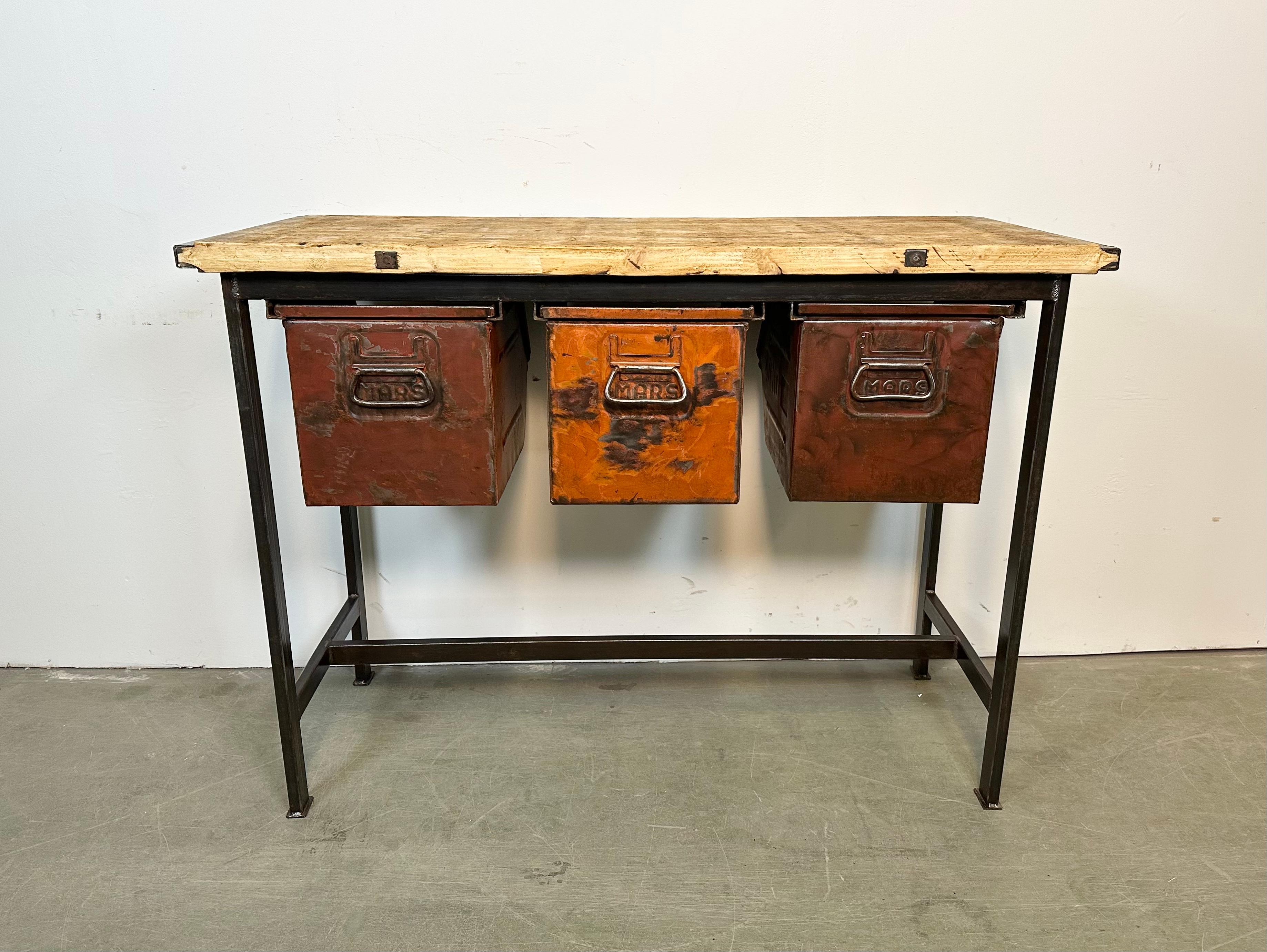 Vintage industrial worktable from the 1960s. It features a black iron construction, solid wooden plate and three iron drawers. Weight: 43 kg.
Drawer dimensions:
Width: 28 cm
Depth: 39 cm
Height: 30 cm.