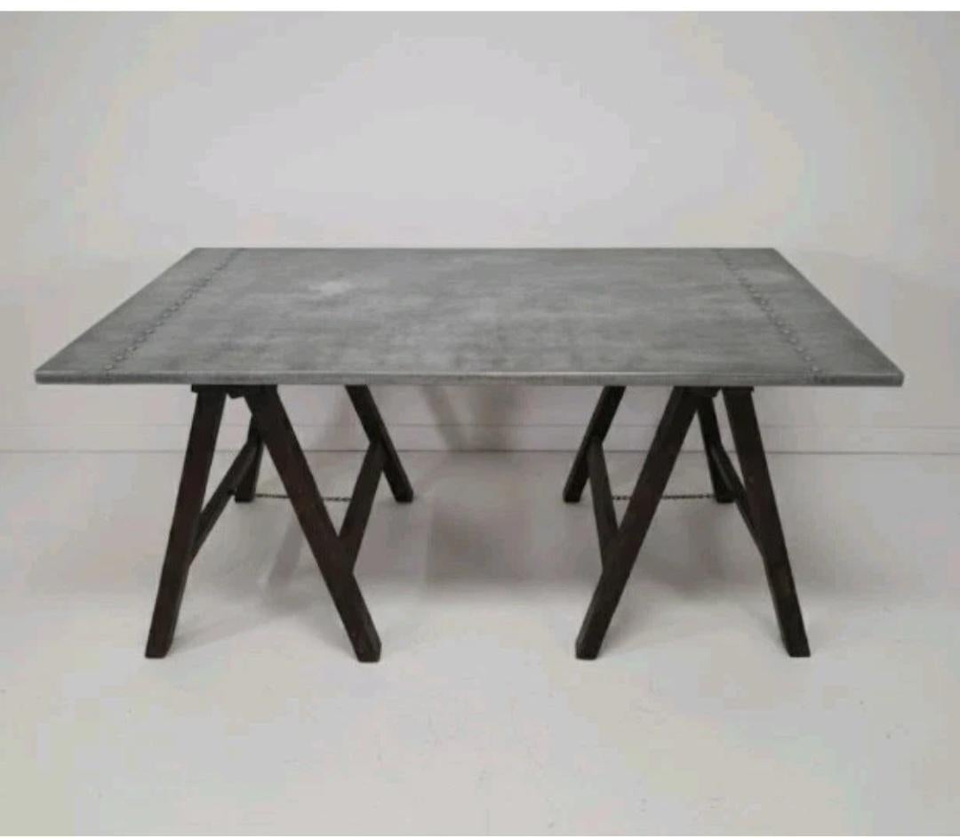 Dieser Schreibtischbock aus Zink von AJD ist ein stilvolles und vielseitiges Möbelstück. Die rechteckige Tischplatte aus grauem Zink verleiht ihm einen Vintage-Look, der jeden Raum mit einem Hauch von 1950er-Jahre-Stil bereichert. Mit einer Länge