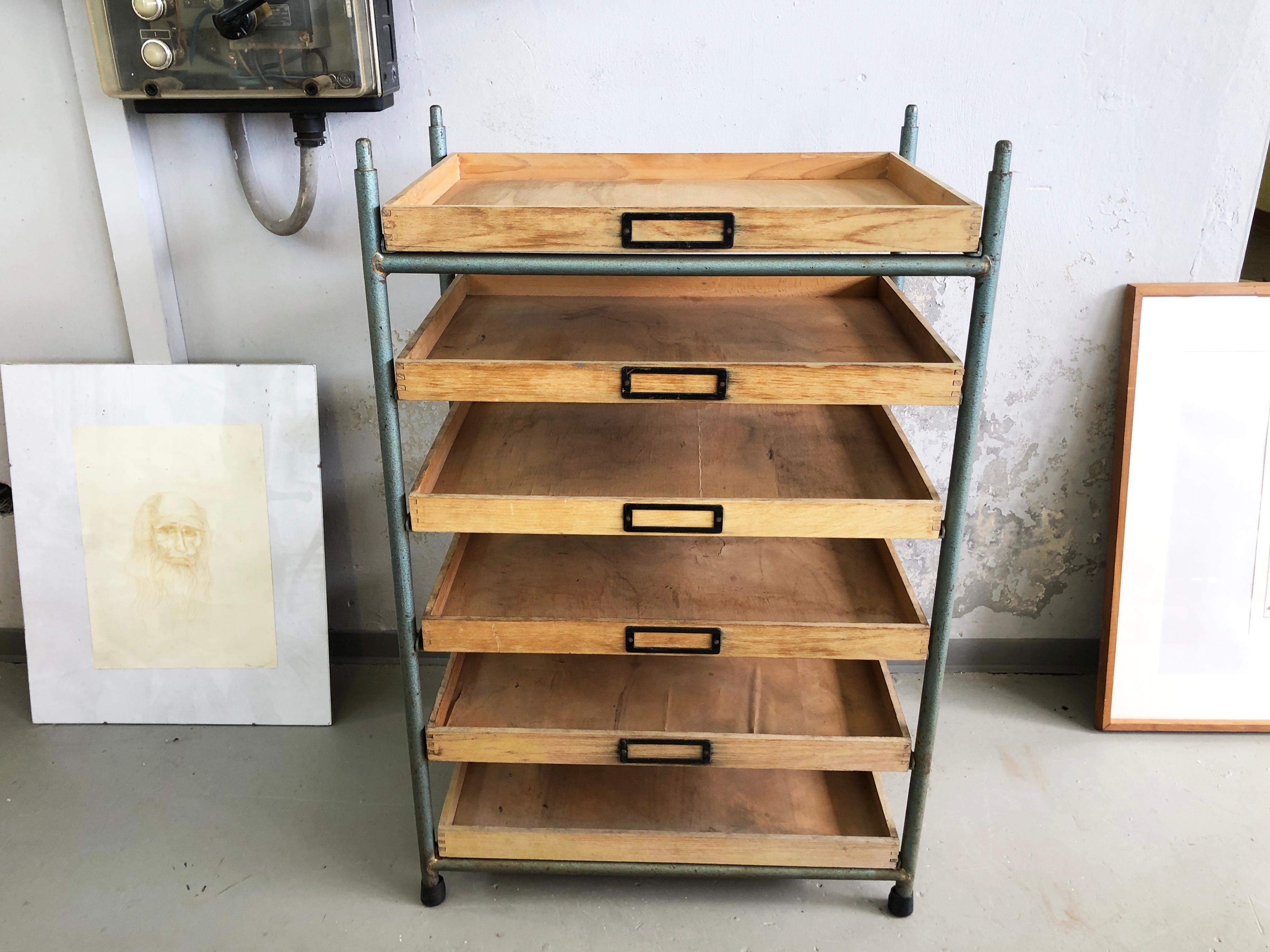 Schubladen-Regal aus Eisen mit Industrieller hellgrüner Metall-Beschichtung, gehämmertes Finish.

Herrliches Design, sieht einfach genial aus, und ist ein richtiges Center Piece.

6 Schubladen aus hellem Sperrholz (vermutlich Buche o.