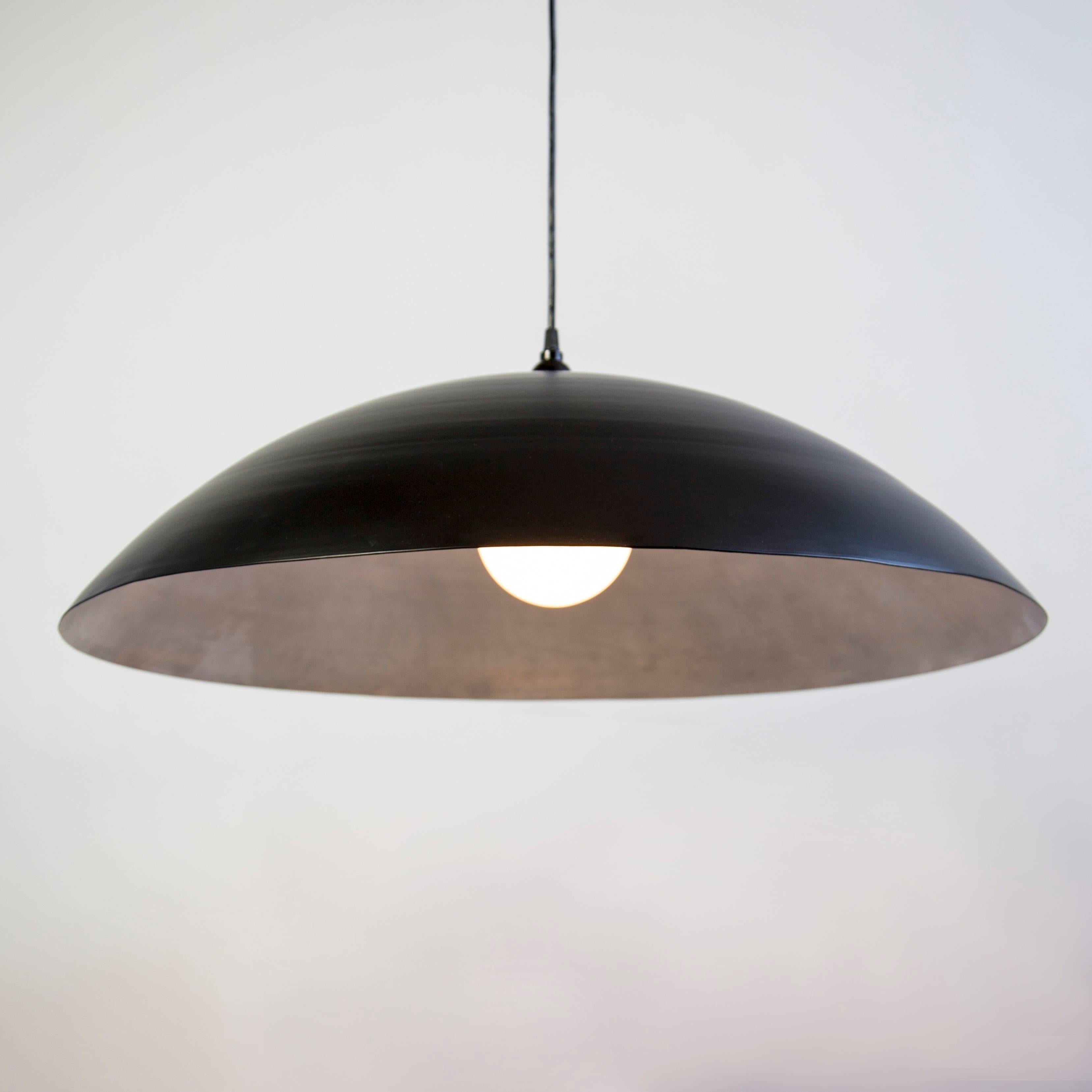 Questo annuncio si riferisce a 1 ciondolo Industry in blu piatto e alluminio cerato, progettato e prodotto da RESEARCH Lighting.

Materiali: Alluminio
Finitura: L'esterno è verniciato a polvere in blu piatto, l'interno è in alluminio