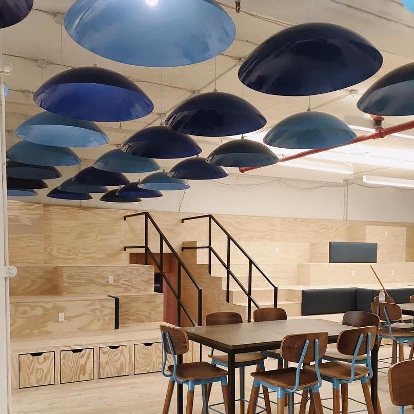 Metallo Ciondolo oversize personalizzabile di Research.Lighting, Crema e Argento, MTO in vendita