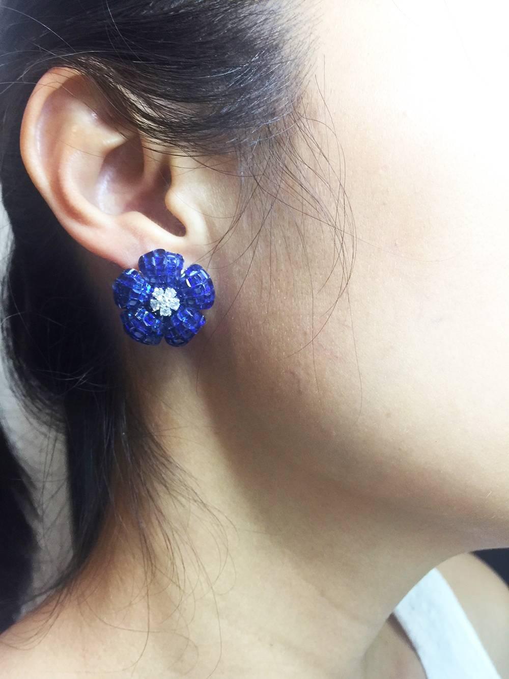 18 Karat White Gold Invisible Sapphire and Diamond Flower Clip-On Earrings In New Condition In Bangkok, TH