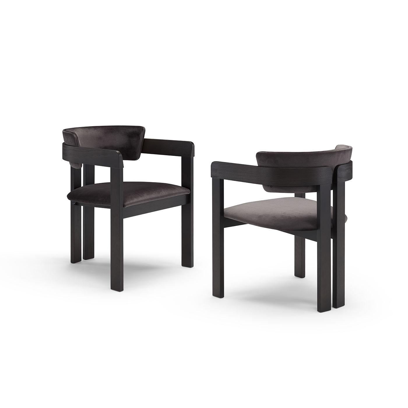 Dieser Stuhl aus der Serie Ines wurde von Studio Tecnico für Pacini & Cappellini entworfen und ist eine hervorragende Ergänzung für moderne oder industriell inspirierte Einrichtungen. Von Kopf bis Fuß in Schwarz gehalten, kontrastieren die anmutigen
