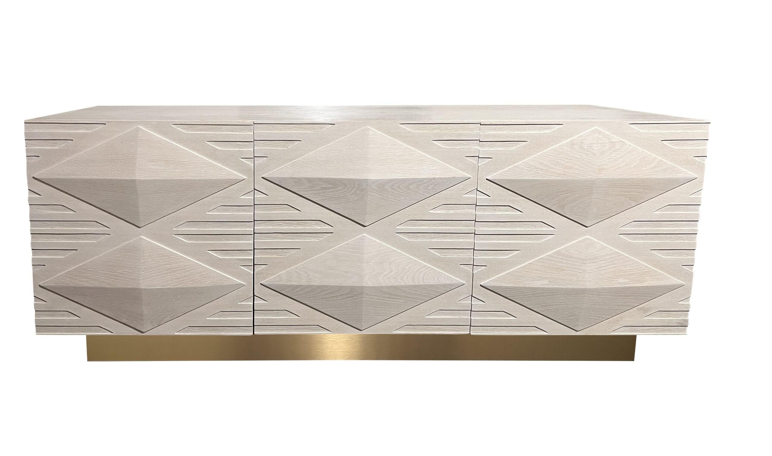 Ines Anrichte - Gebleichtes Eichenholz mit Metallgestell aus satiniertem Messing (Moderne) im Angebot