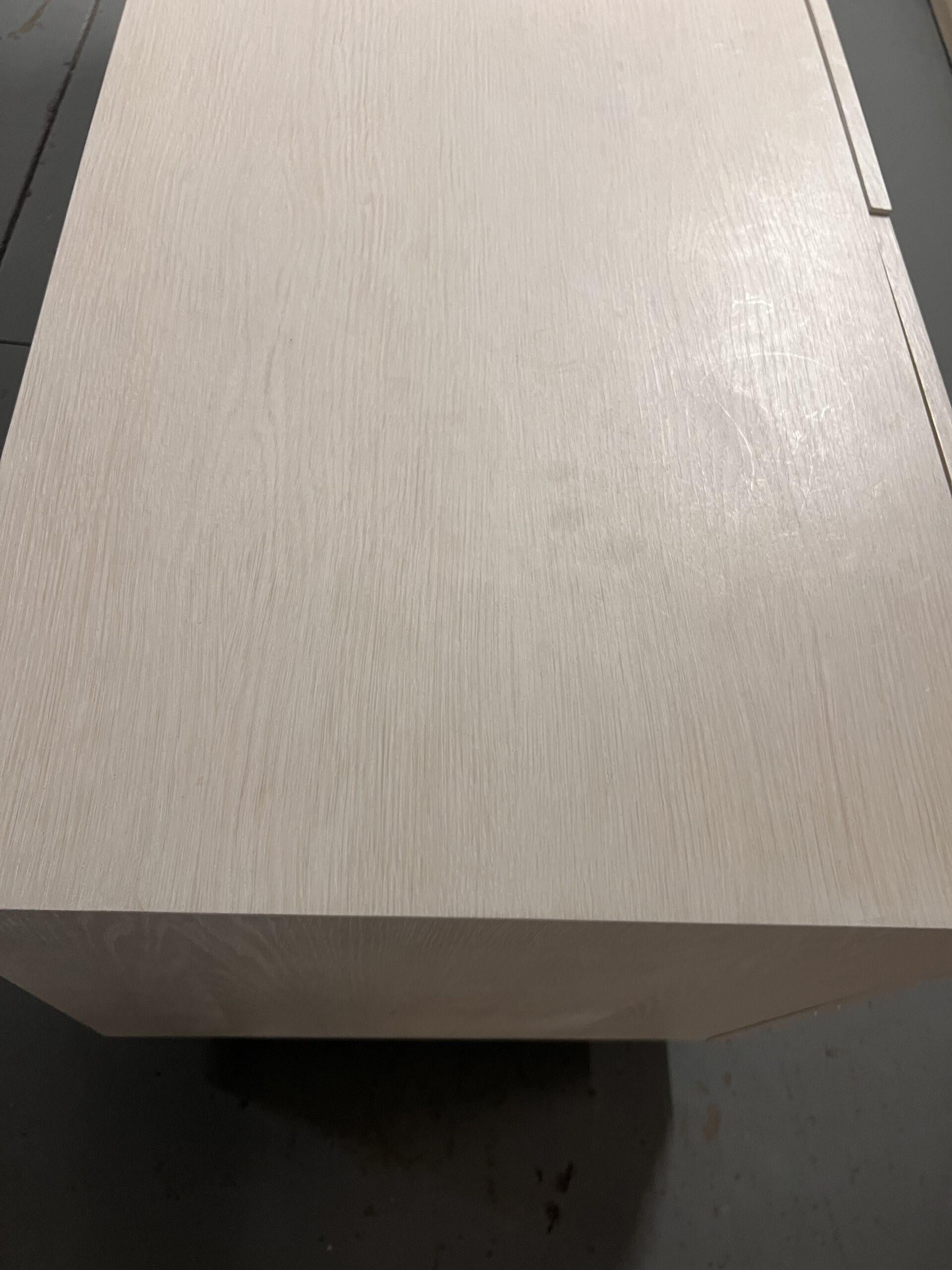 Ines Anrichte - Gebleichtes Eichenholz mit Metallgestell aus satiniertem Messing im Angebot 3