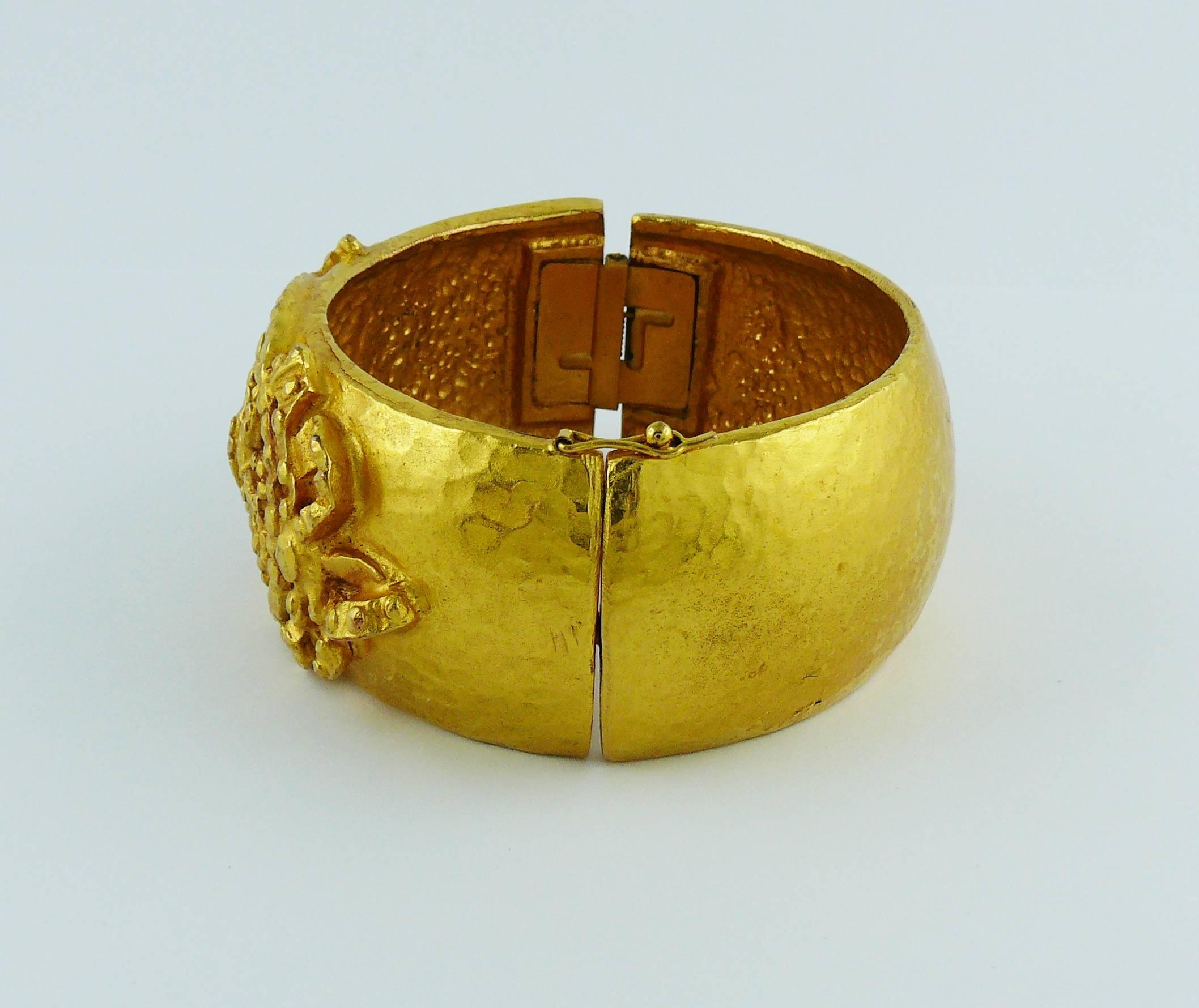 Ines de la Fressage Vintage Gold Toned Cuff Bracelet In Excellent Condition For Sale In Nice, FR