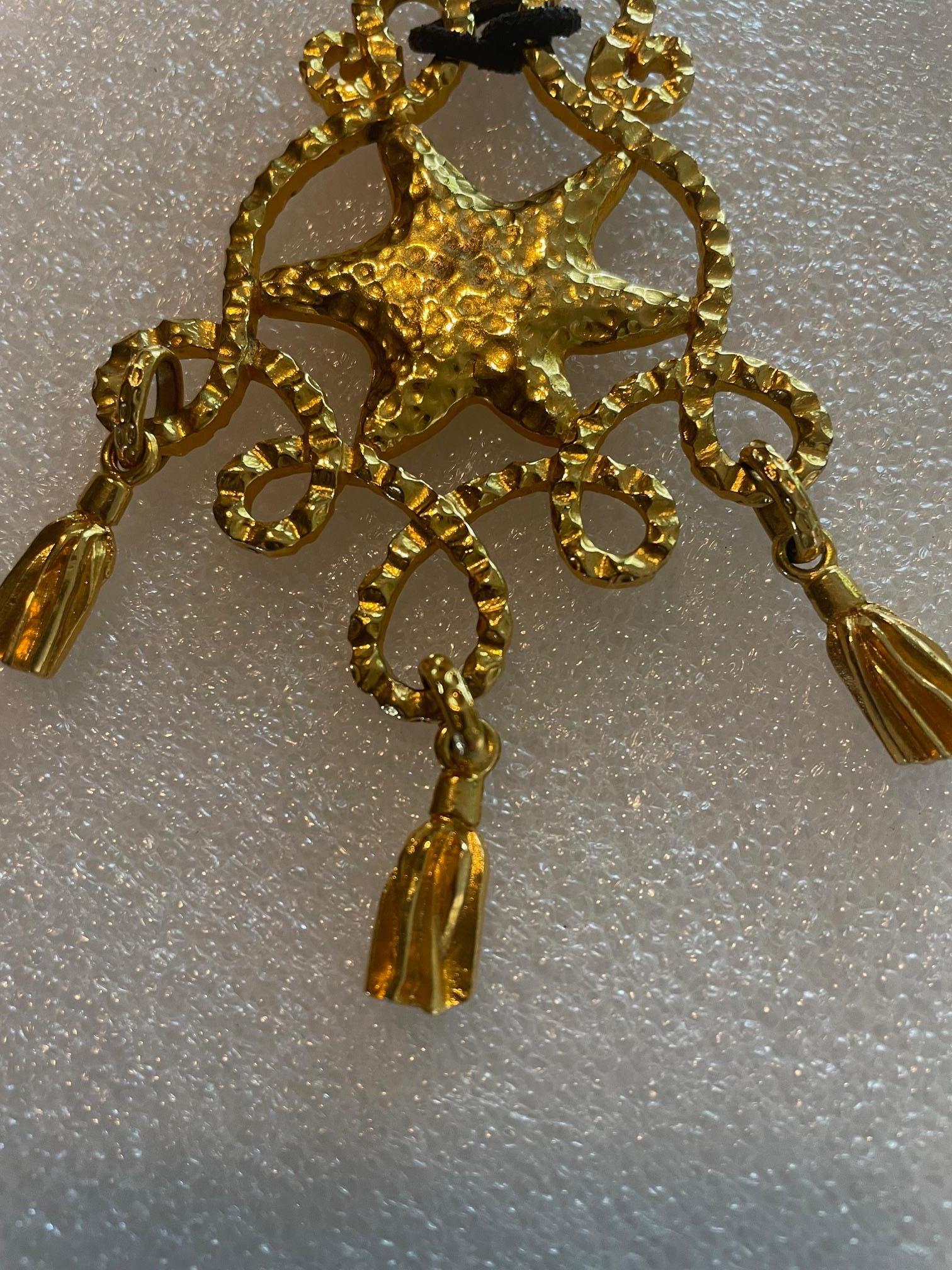 Collier Ines de la Fressange en métal doré
des années 80 par le célèbre mannequin français qui a lancé sa collection de vêtements et d'accessoires très remarquée.