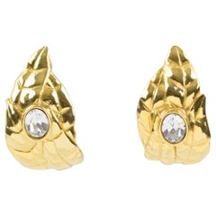 Ines de la Fressange Paris Orecchini gioiello a clip in metallo dorato con foglie intagliate