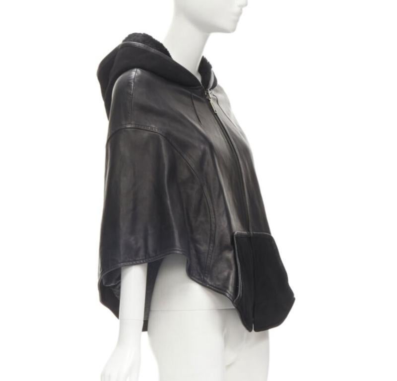 Noir INES ET MARECHAL cape à capuche cercle en cuir d'agneau noir avec capuche en peau de mouton IT38 XS en vente