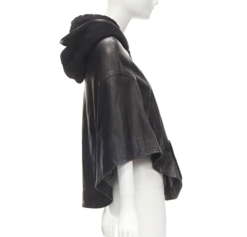INES ET MARECHAL cape à capuche cercle en cuir d'agneau noir avec capuche en peau de mouton IT38 XS Excellent état - En vente à Hong Kong, NT