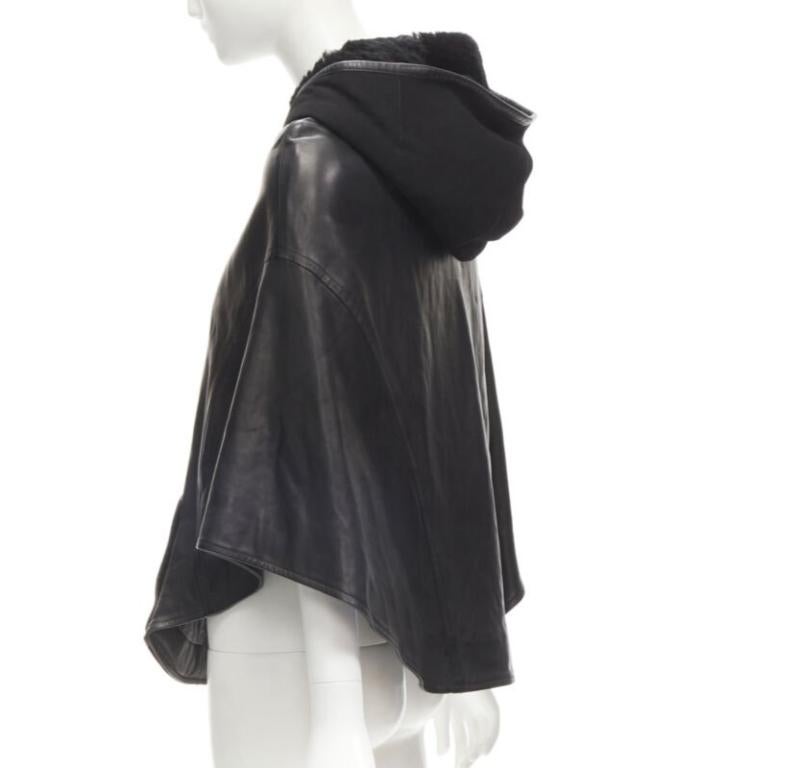 INES ET MARECHAL cape à capuche cercle en cuir d'agneau noir avec capuche en peau de mouton IT38 XS en vente 1
