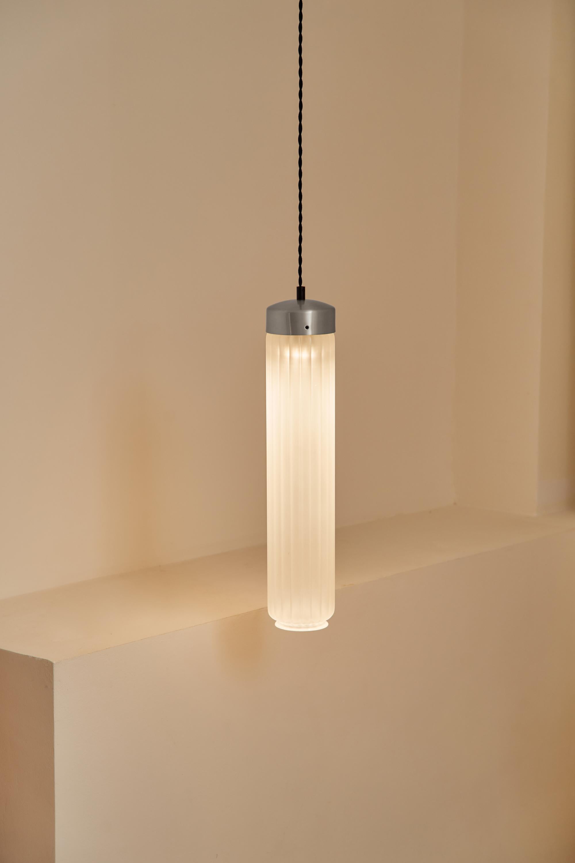 Lampada da soffitto Ines in ottone nichelato di Clara Viladecans
Dimensioni: Ø 10 x H. 50 cm.
Materiali: Ottone nichelato e vetro.

Disponibile in diverse finiture. Tutte le nostre lampade possono essere cablate a seconda del Paese. Se viene venduto