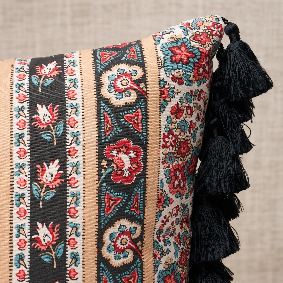 Dieses Kissen zeigt Ines Paisley mit einem Messerschnitt an der Ober- und Unterseite. Inspiriert von einem Vintage-Stoff, ist dieser wunderbare Streifen reich an Details mit komplizierten Paisleys und zarten floralen Elementen. Die Seiten des