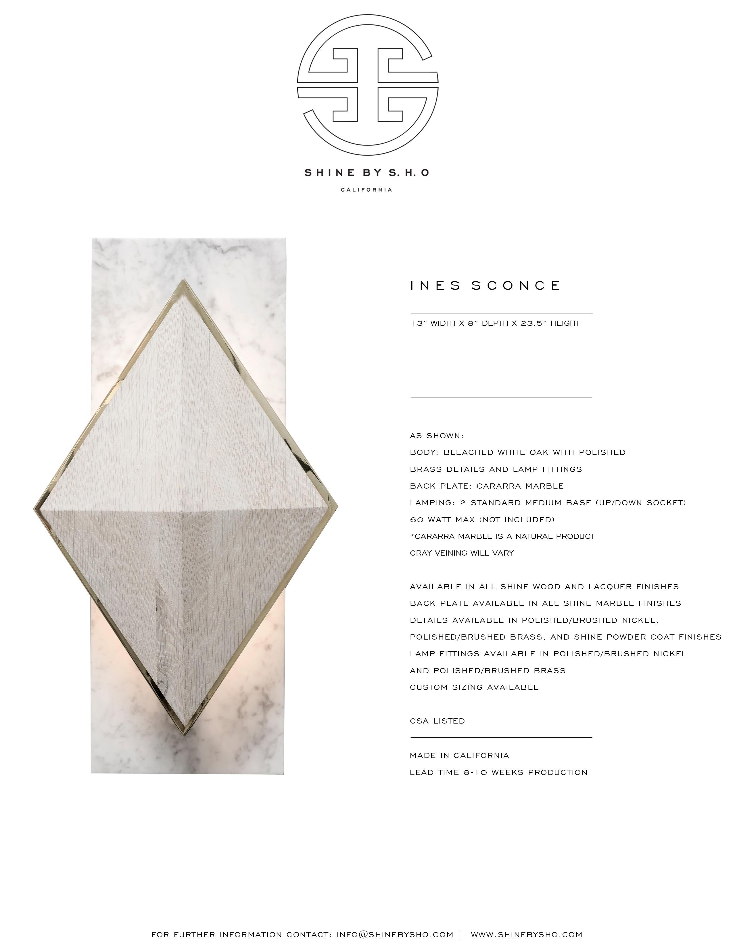 INES SCONCE - Diamante in Oak intagliato a mano con rivellino in ottone su un piatto posteriore in marmo in vendita 1
