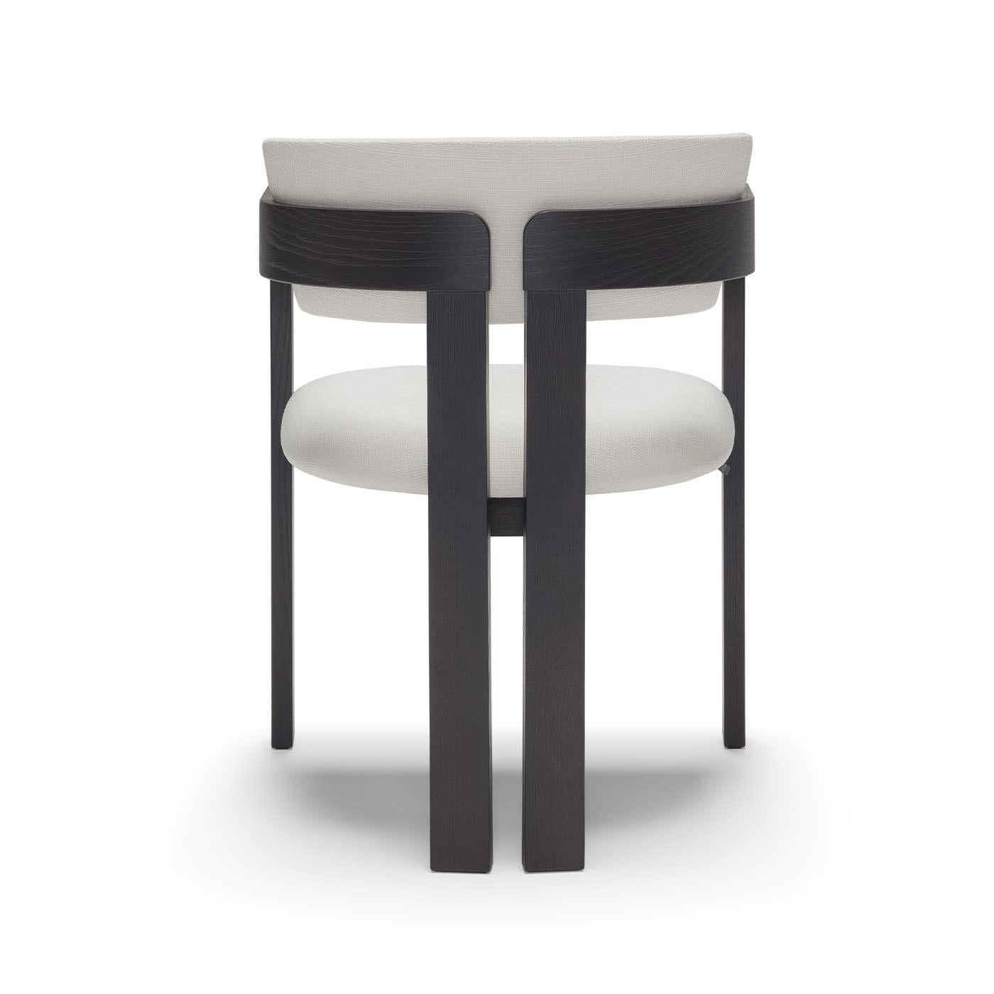 Incarnant un minimalisme raffiné, cette chaise de la série Ines brillera aux côtés d'autres pièces du même atelier pour une esthétique cohérente et dynamique. Conçue par Studio Tecnico pour Pacini & Cappellini, la gracieuse silhouette en demi-lune