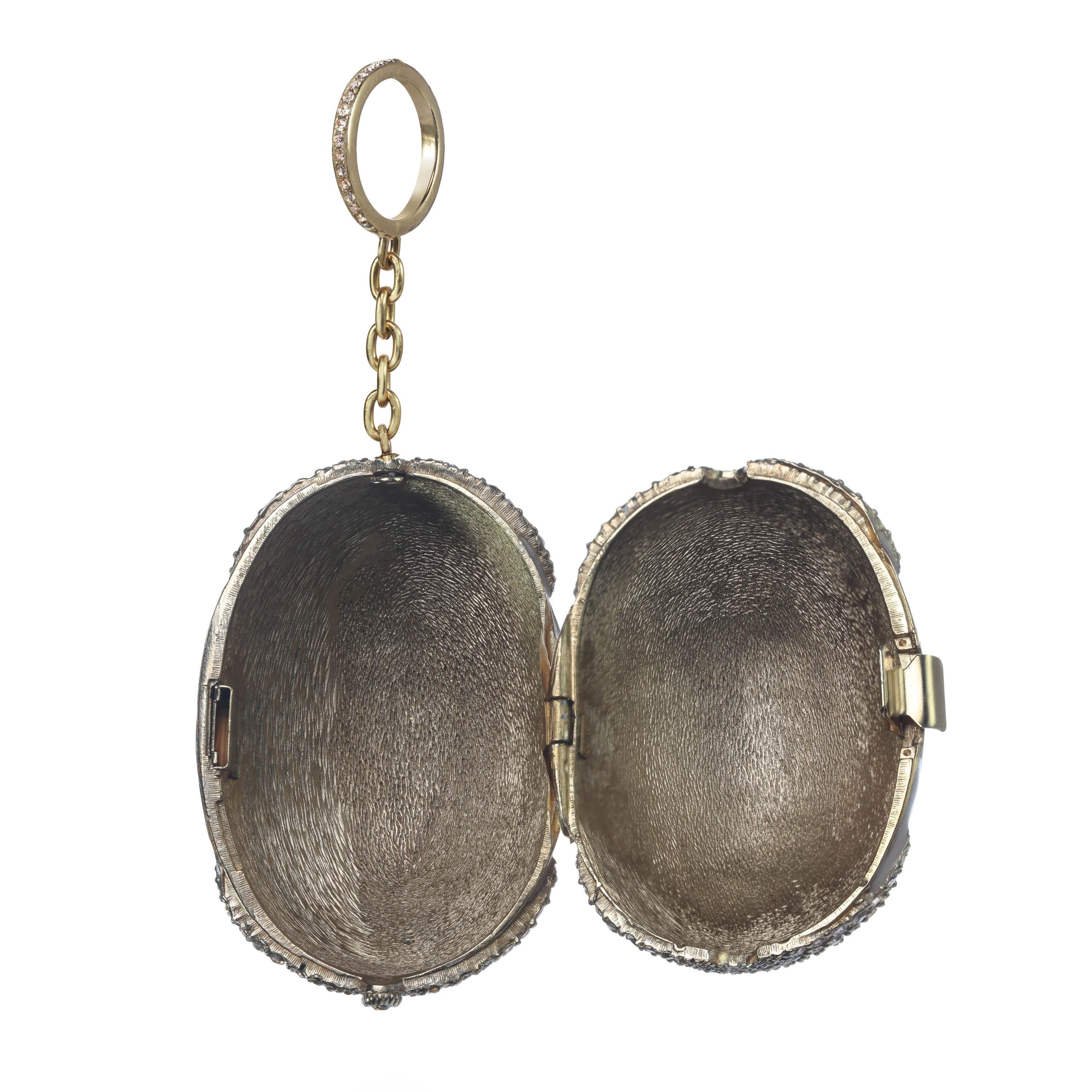 The Signature Closed Minaudiere, from season I of the Ines x Ciner collaboration, is meant to gracefully hang from your fingertip. A vintage inspired piece, this minaudiere has elevated taste and classic appeal.

Materials:
Pewter
18K Gold
