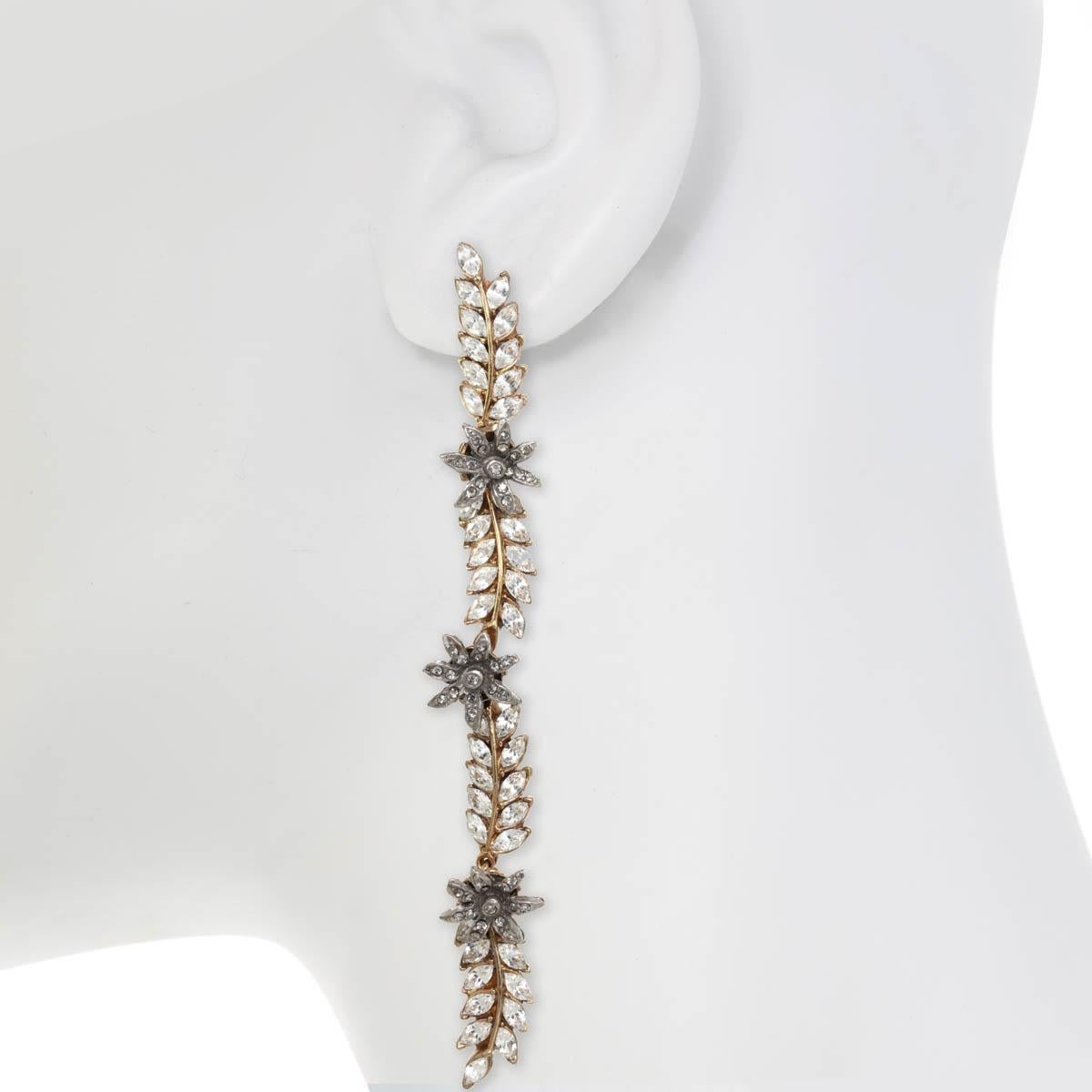 Crystal encrusted vines with vintage glass flower petals offer a romantic and elegant look on the Statement Vine Earring, from season I of the Ines x Ciner collaboration.

Materials:
Pewter
18K Gold Plating
Genuine Rhodium Plating
Crystal