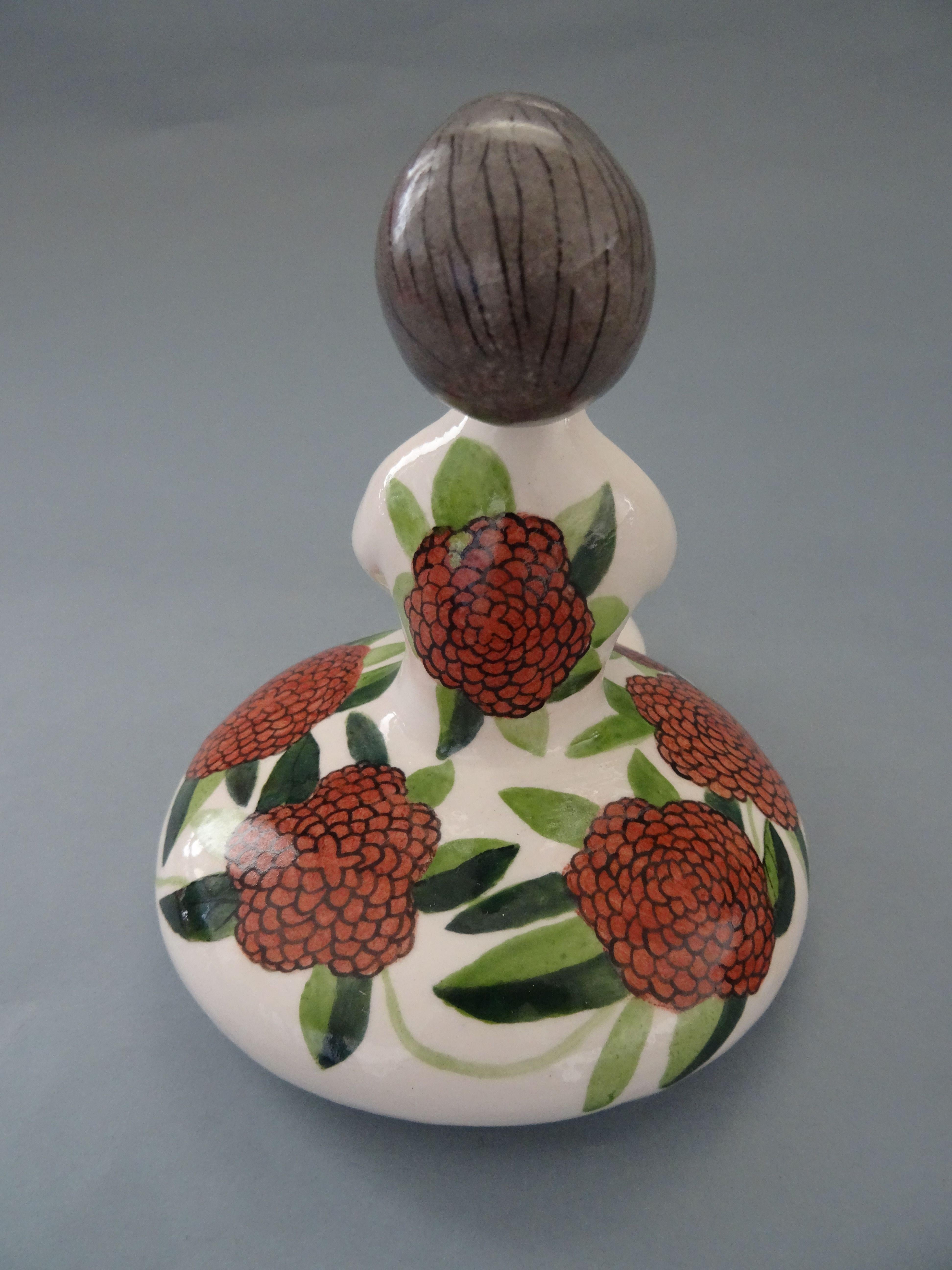 Bailarina 2015. Porcelana, 12x19 cm
(3 de 3)

La figurita Bailarina es una encantadora pieza de arte de porcelana creada en 2015. Presenta a una bailarina sentada, graciosamente equilibrada y con un precioso vestido de flores. La bailarina aparece