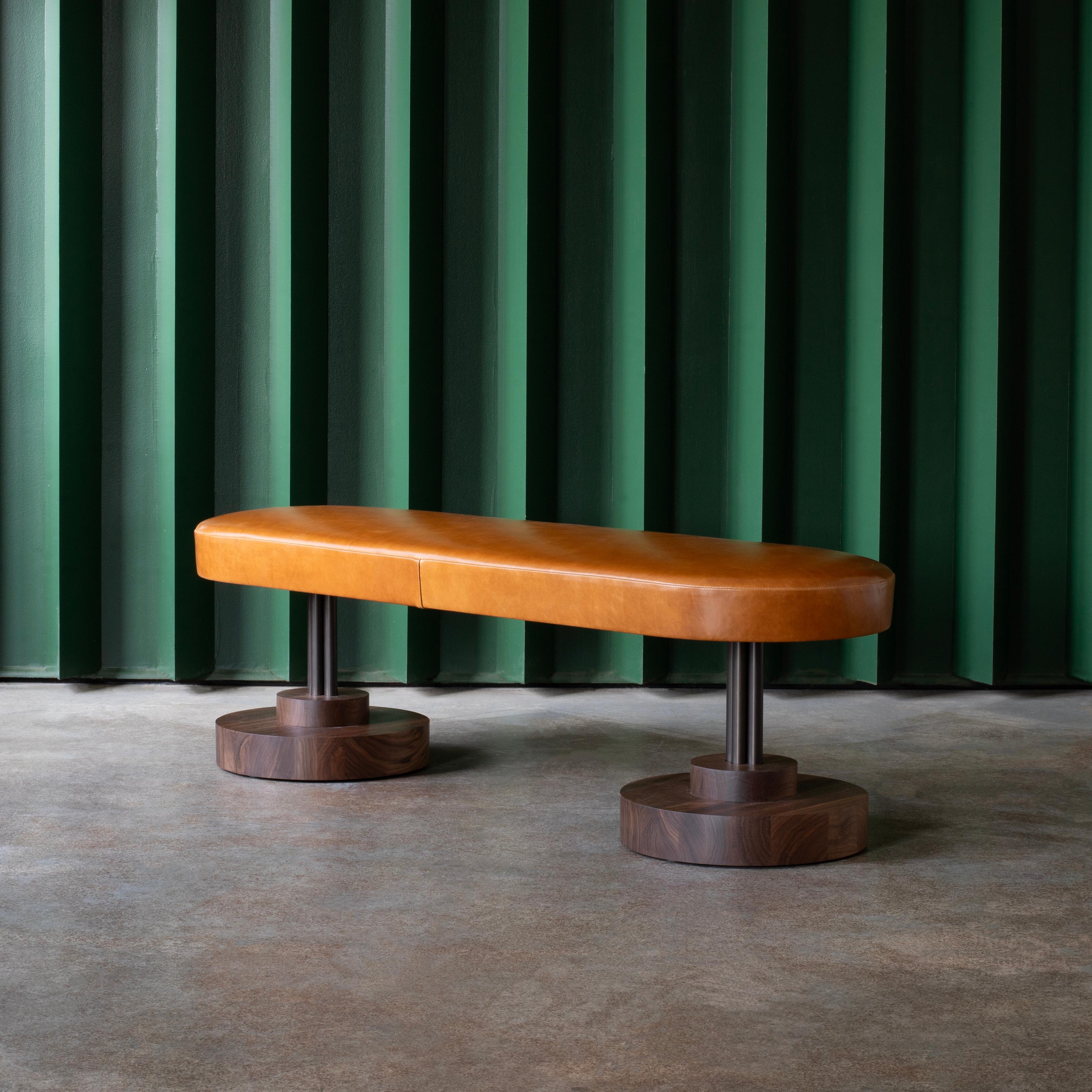 Banc Inez Upholstered Bench by Crump and Kwash 

Siège en cuir rembourré / coussin en mousse de première qualité / base en bois massif avec finition à l'huile frottée à la main / construction en acier massif avec finition durable par revêtement en