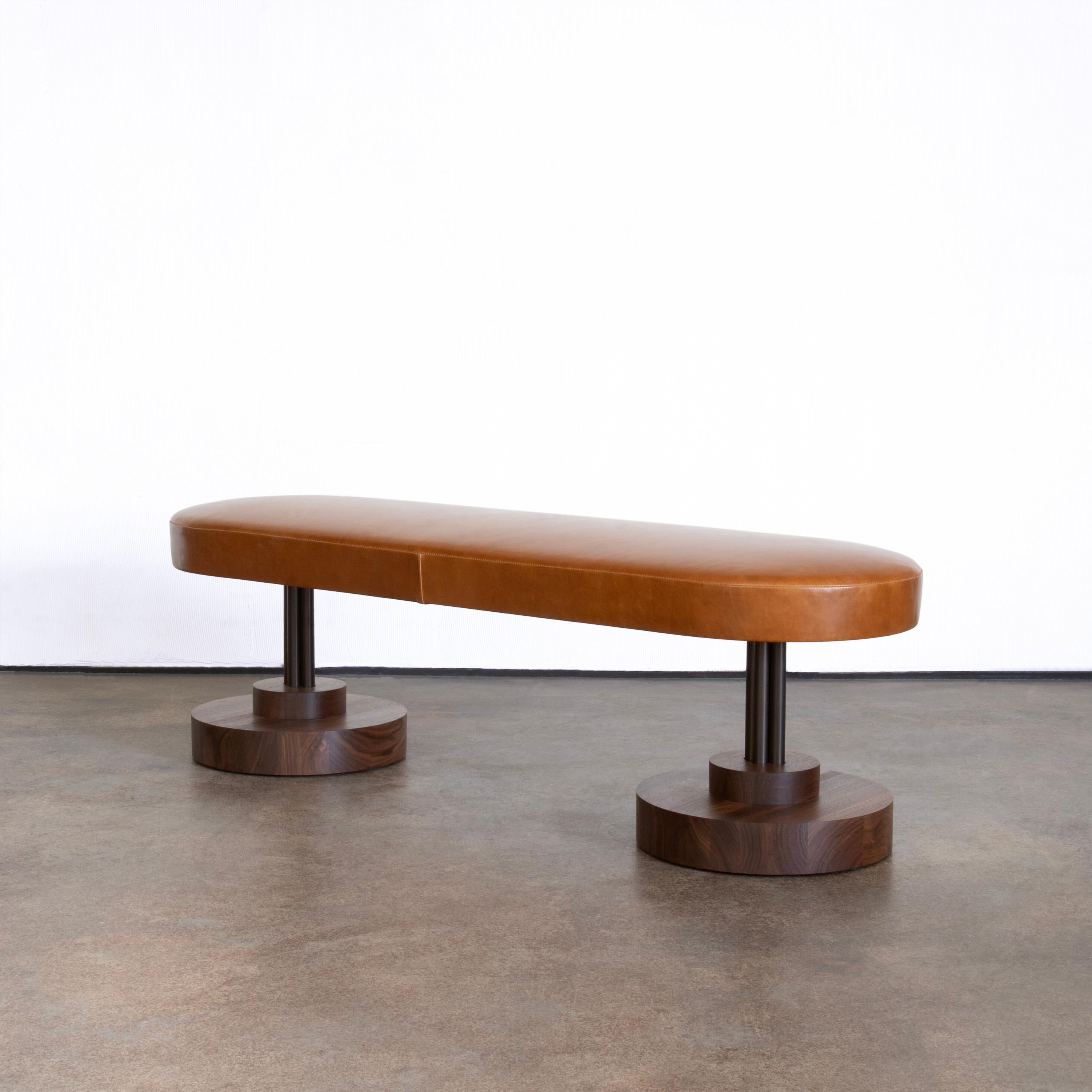 Moderne Banc en cuir rembourré Inez de Crump and Kwash en vente