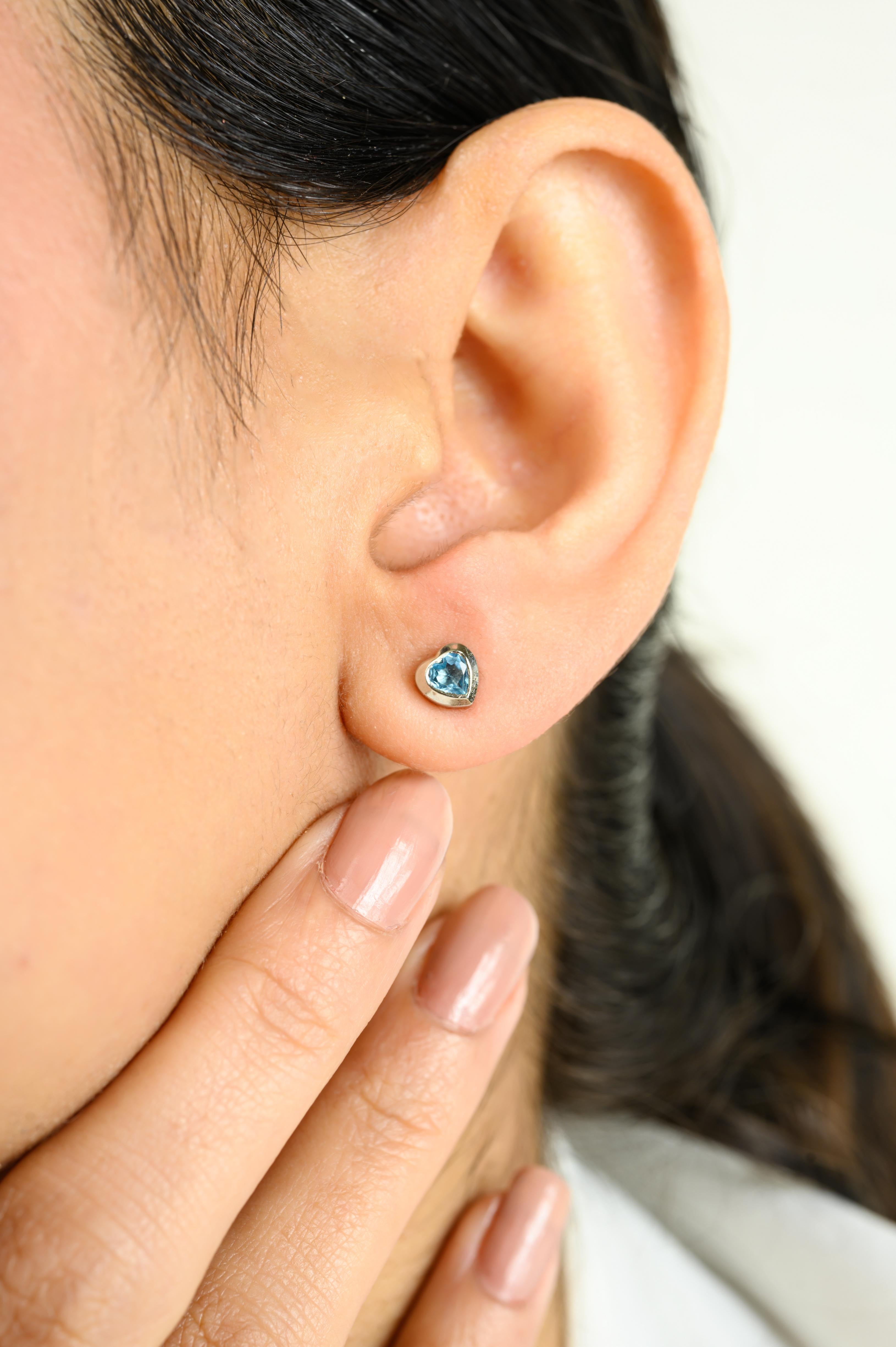 Clous d'oreilles en or blanc 14 carats avec topaze bleue en forme de cœur Neuf - En vente à New York, NY