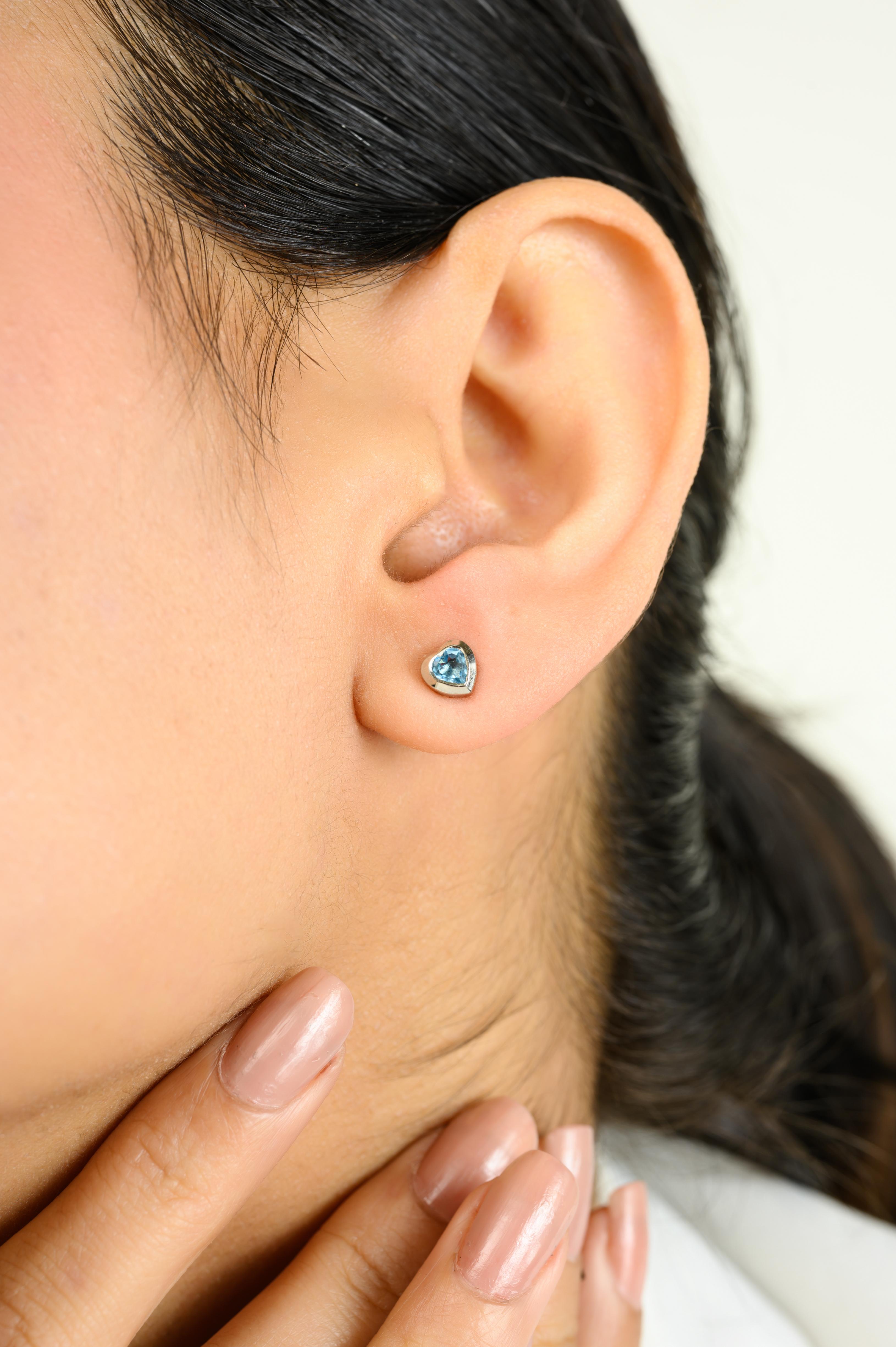 Clous d'oreilles en or blanc 14 carats avec topaze bleue en forme de cœur Pour femmes en vente