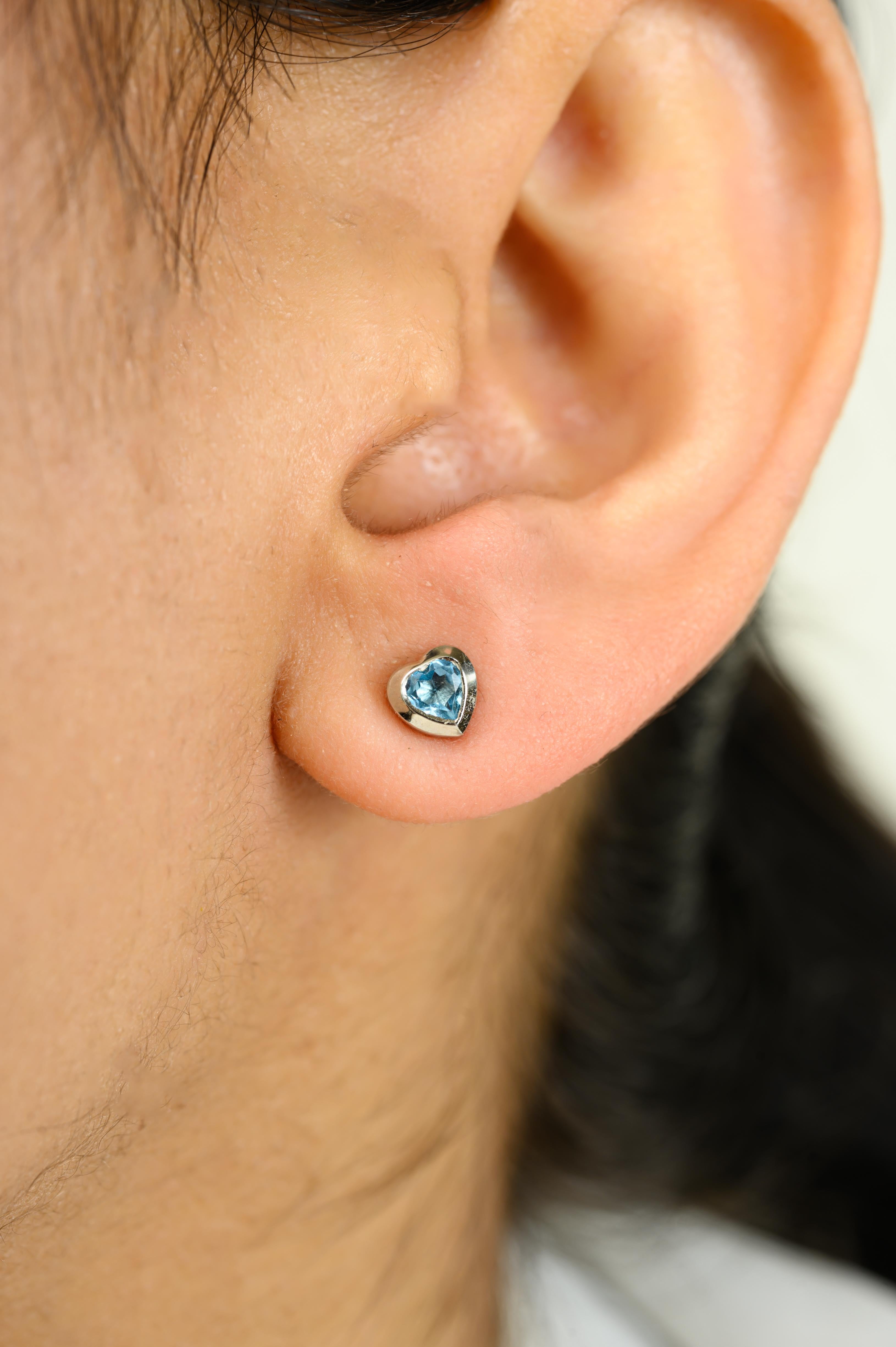 Clous d'oreilles en or blanc 14 carats avec topaze bleue en forme de cœur en vente 1