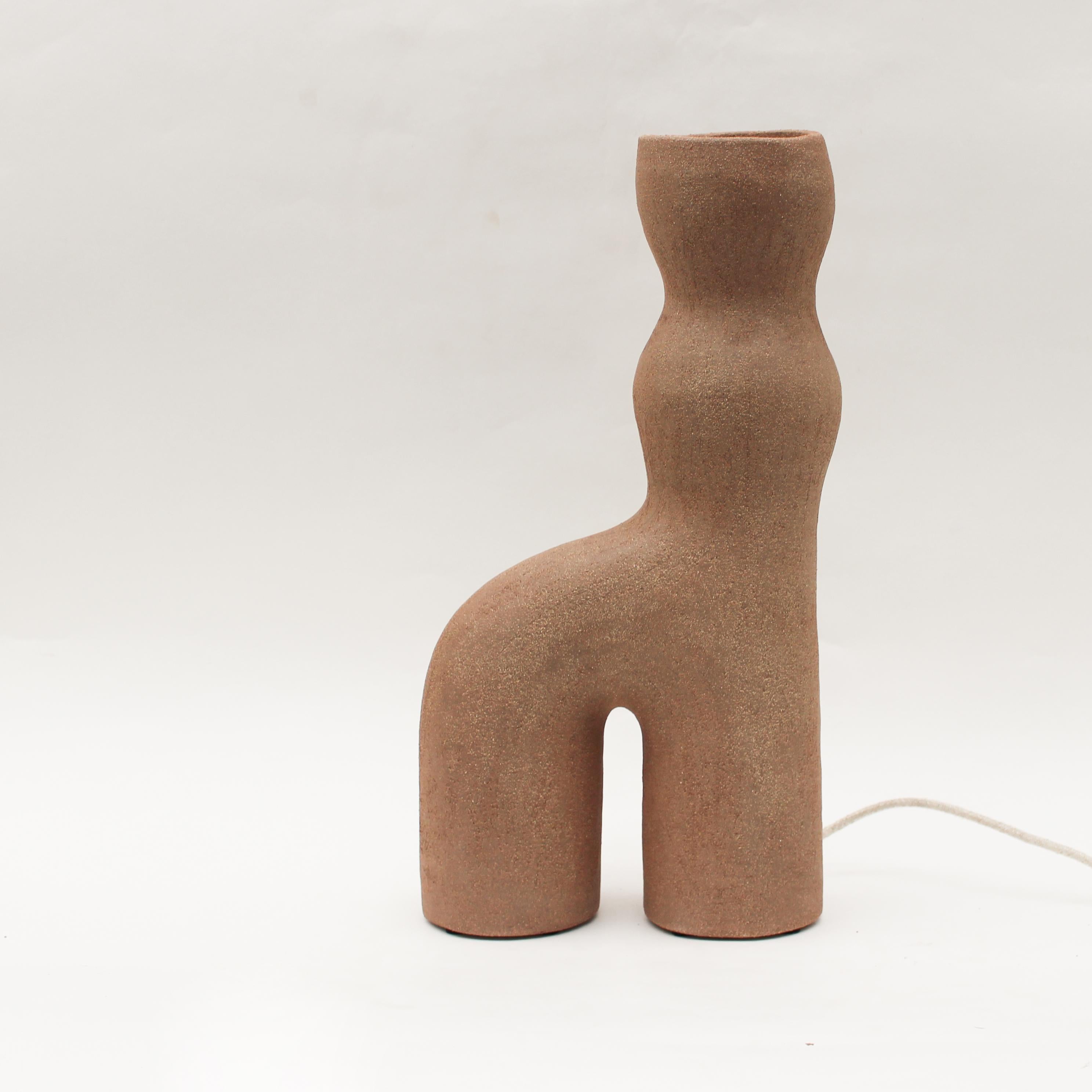 Lámpara de gres Infini nº 1 de Elisa Uberti
Edición limitada de 4 piezas numeradas + 1 a.p.
Dimensiones: H alrededor de 50 cm.
Materiales: Gres de jengibre.
Este producto está hecho a mano, las dimensiones pueden variar.

Tras quince años en