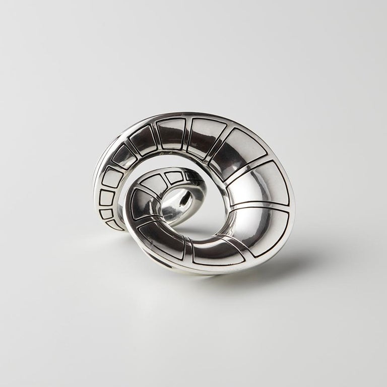 Infini, sculpture ring by jean Christophe Malaval ©2019
Argent 84.5 gr / Silver 2.98 oz
Série numérotée - Numbered edition.
 