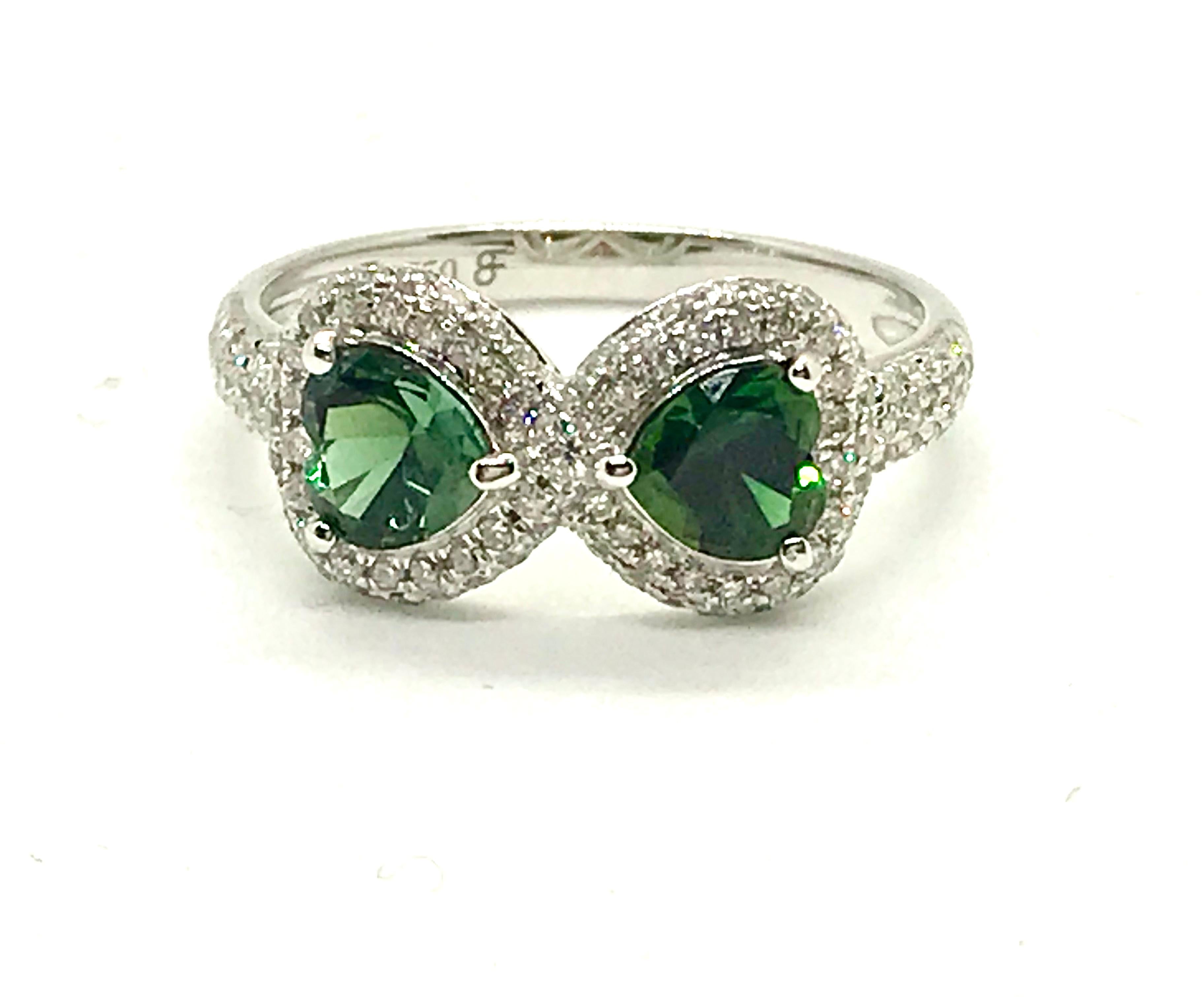 “Infinite Eight of Hearts” Diamonds and Green Tourmaline Hearts Ring In New Condition In Geneve, Genf