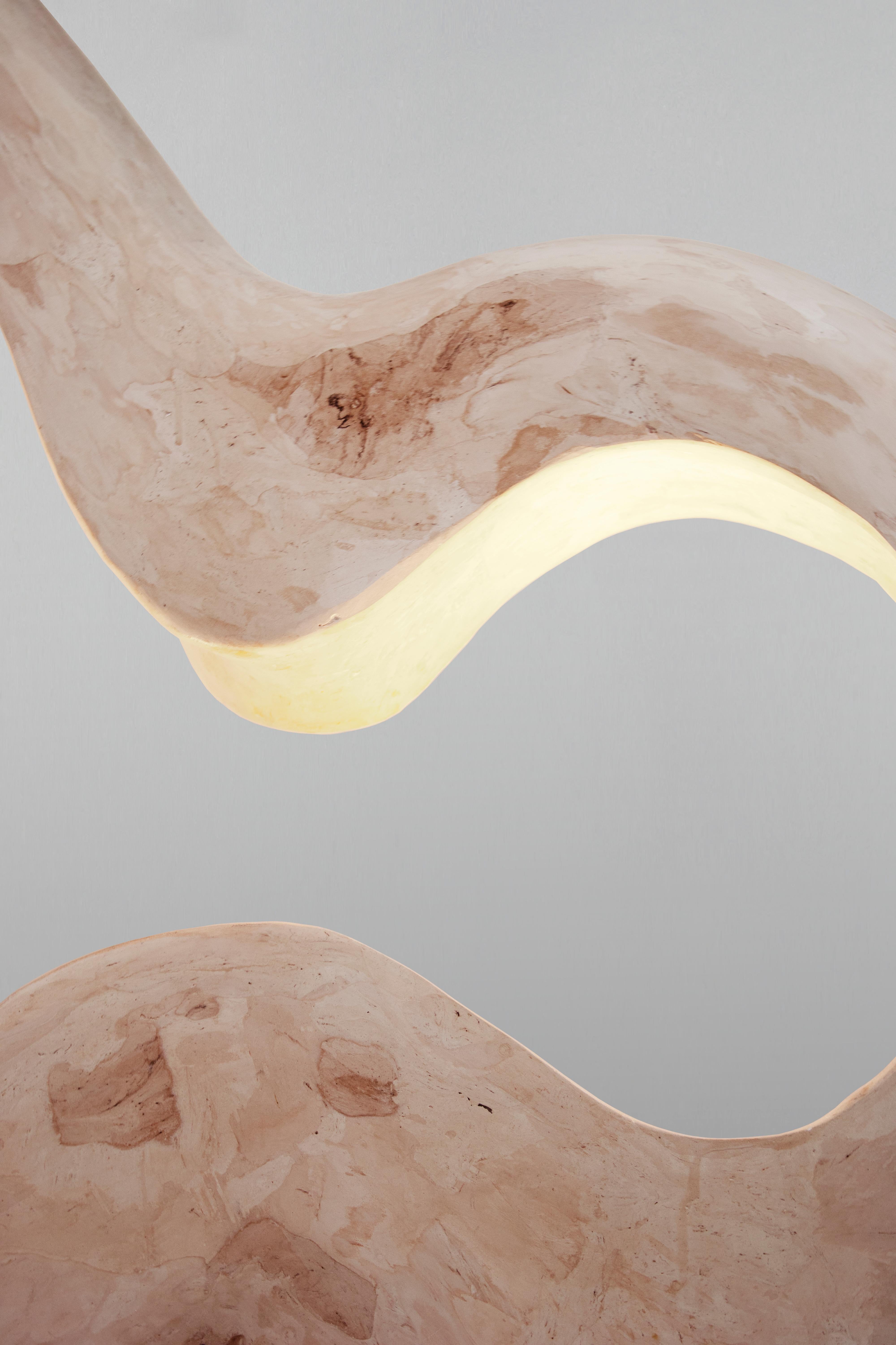 Zeitgenössische organische Tischlampe aus Gypsum, Sammlerdesign „Infinite“ von AOAO (Organische Moderne) im Angebot