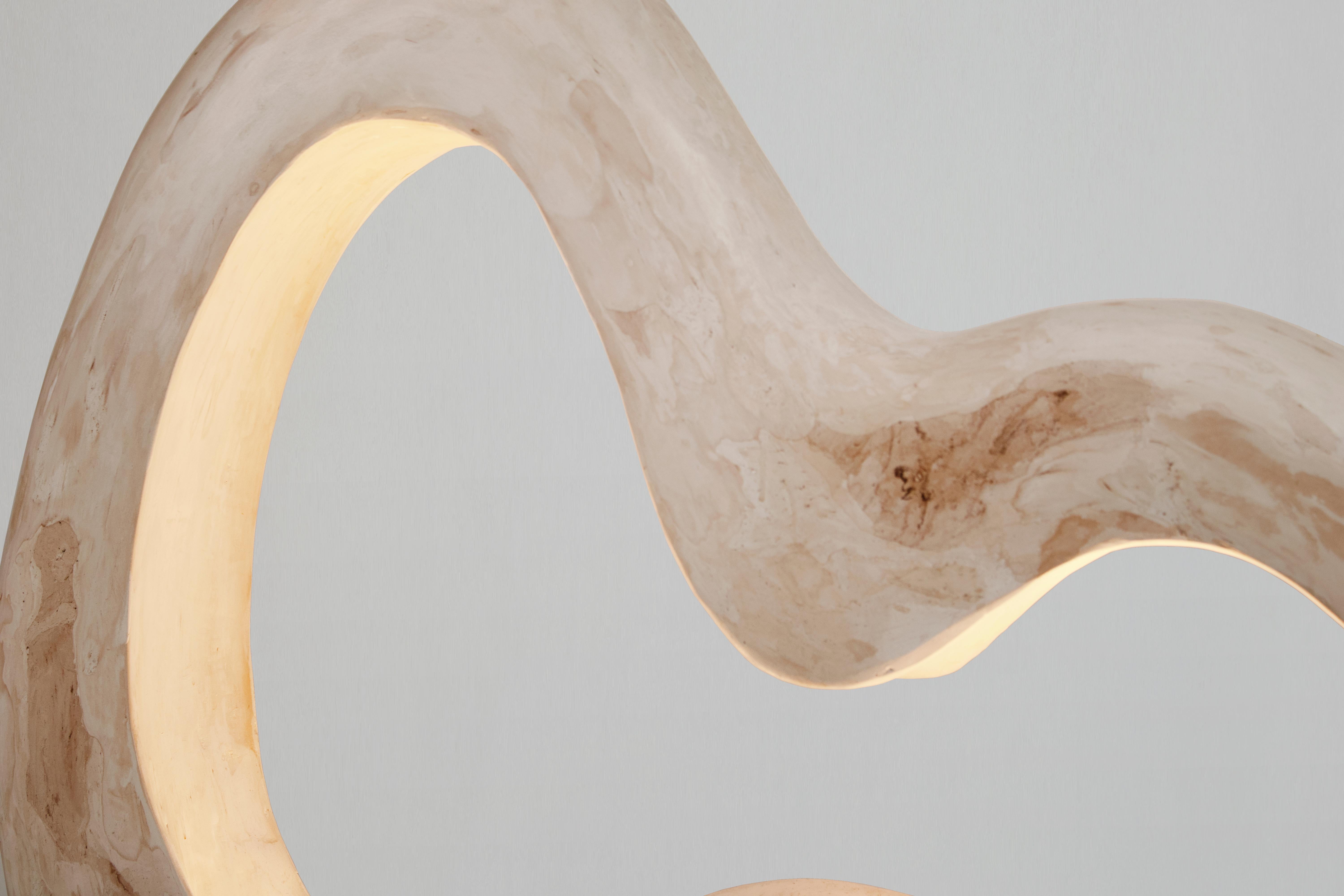 Zeitgenössische organische Tischlampe aus Gypsum, Sammlerdesign „Infinite“ von AOAO (Niederländisch) im Angebot