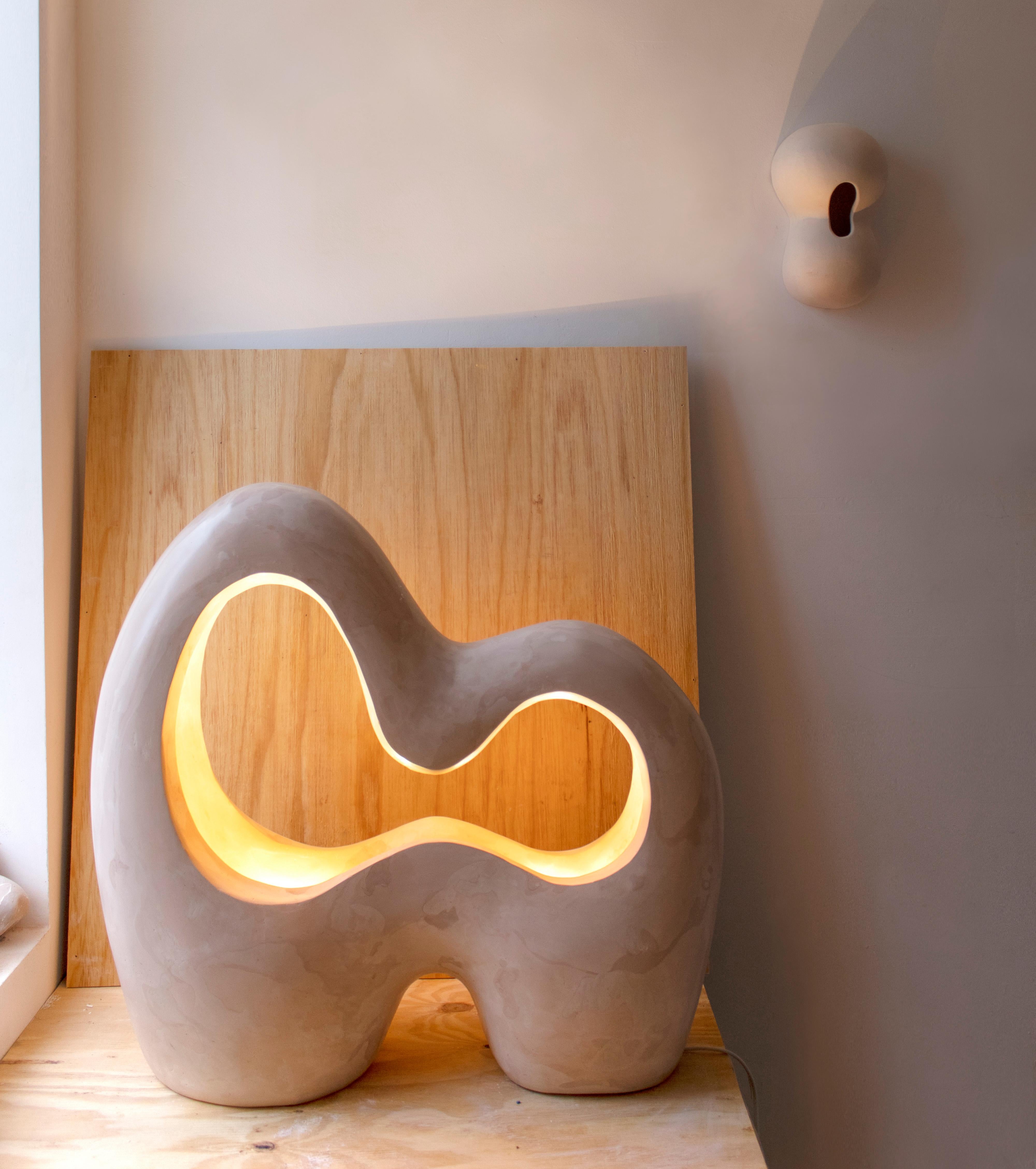 Zeitgenössische organische Tischlampe aus Gypsum, Sammlerdesign „Infinite“ von AOAO im Zustand „Neu“ im Angebot in AMSTERDAM, NL