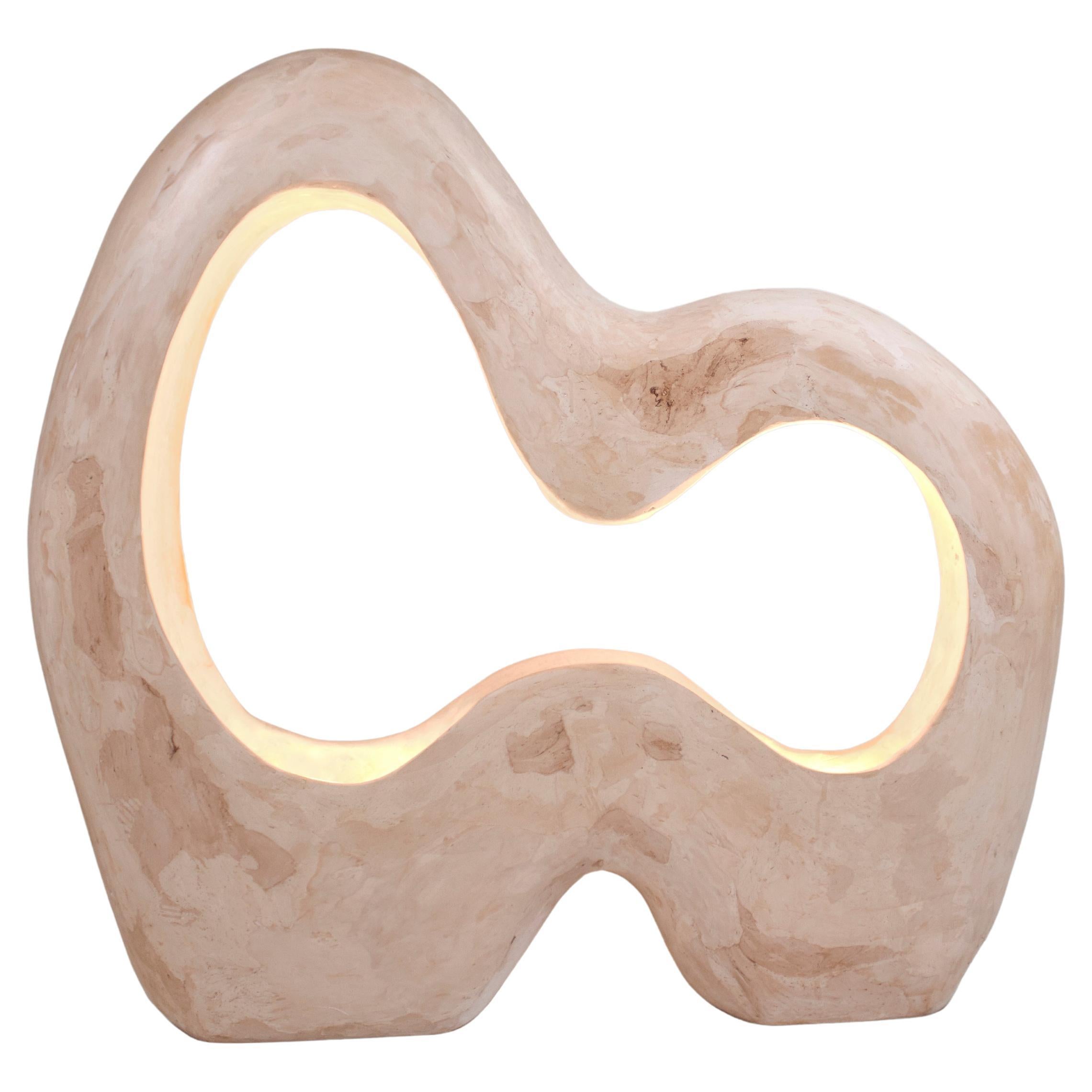 Zeitgenössische organische Tischlampe aus Gypsum, Sammlerdesign „Infinite“ von AOAO im Angebot