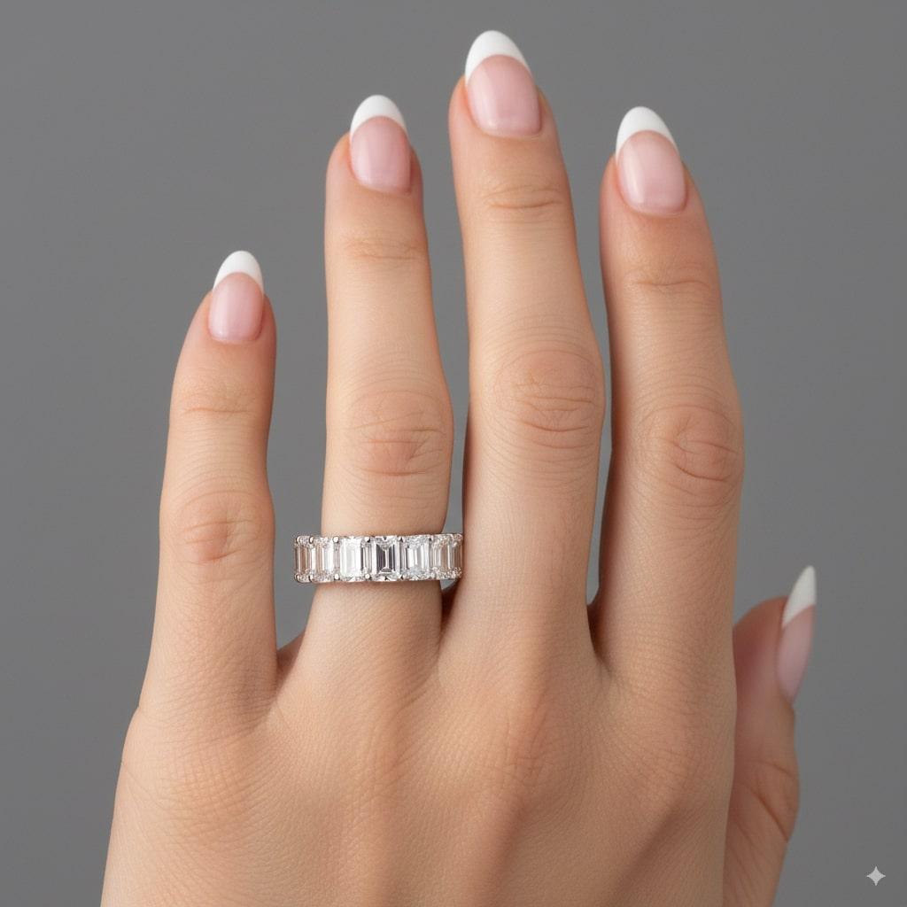 Réalisée en or blanc 18 carats, cette bague met en valeur l'élégance des diamants fantaisie, ajoutant une aura de sophistication et de beauté intemporelle. D'un poids de 3,65 grammes, elle est ornée de 3,87 carats de diamants, classés G-SI pour une