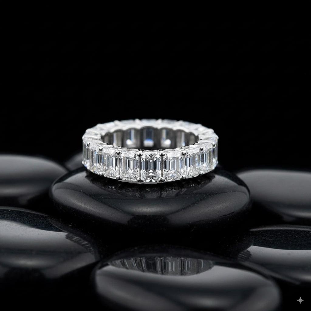 Moderne Infinite Light White Bague en or 18K avec diamant taille fantaisie en vente