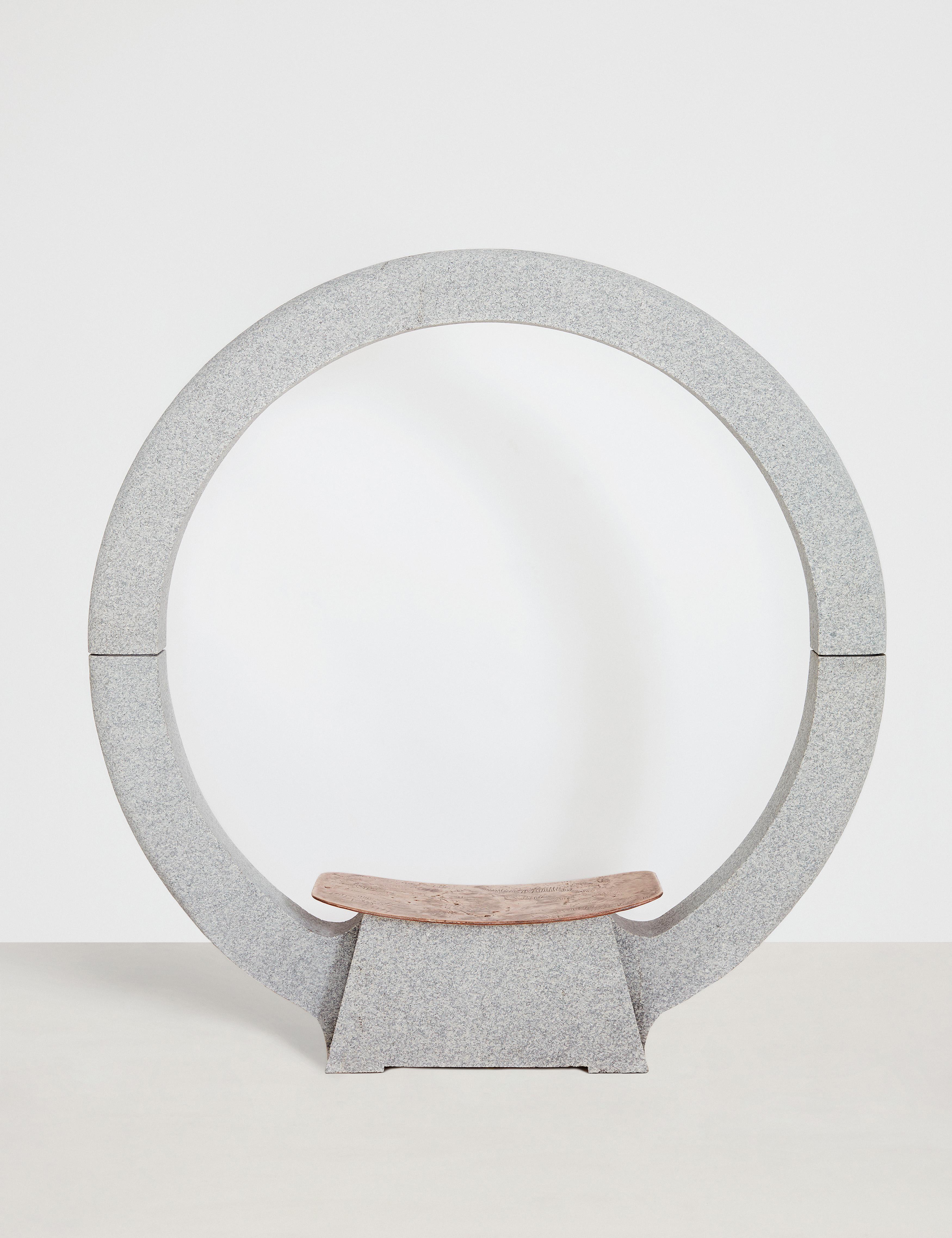 Infinite Ody Runder Sitz in Paarl Grau Granit & Bronze von Jesse Ede
Limitierte Auflage von 5 Stück + 2AP
Abmessungen: T 44 x B 201 x H 202 cm.
MATERIALIEN: Granit und Messing.

Eine Sitzgelegenheit aus Bronze und Granit, die den Sitzenden mit einem