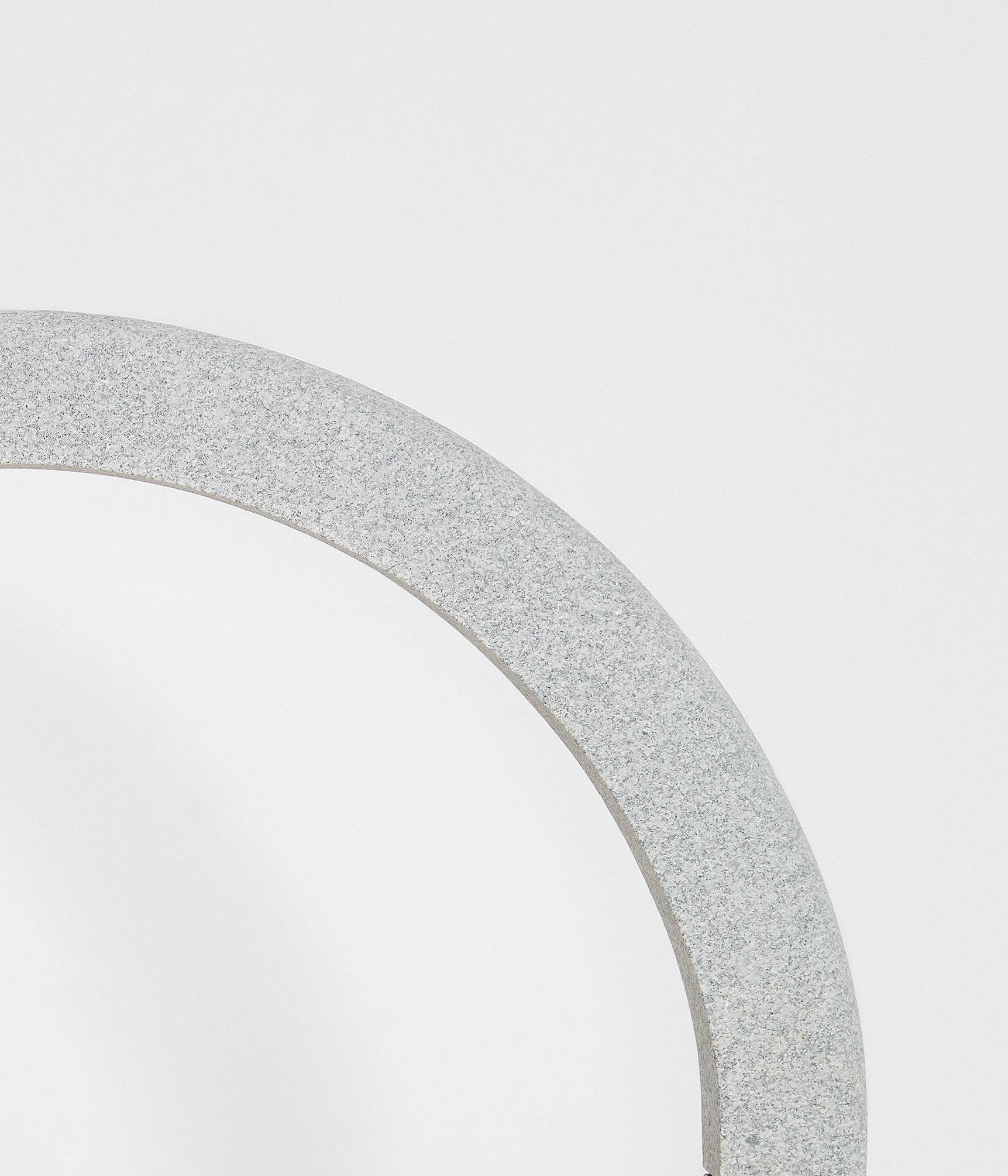 Infinite Ody Runder Sitz in Paarl Grau Granit & Bronze von Jesse Ede (Moderne) im Angebot