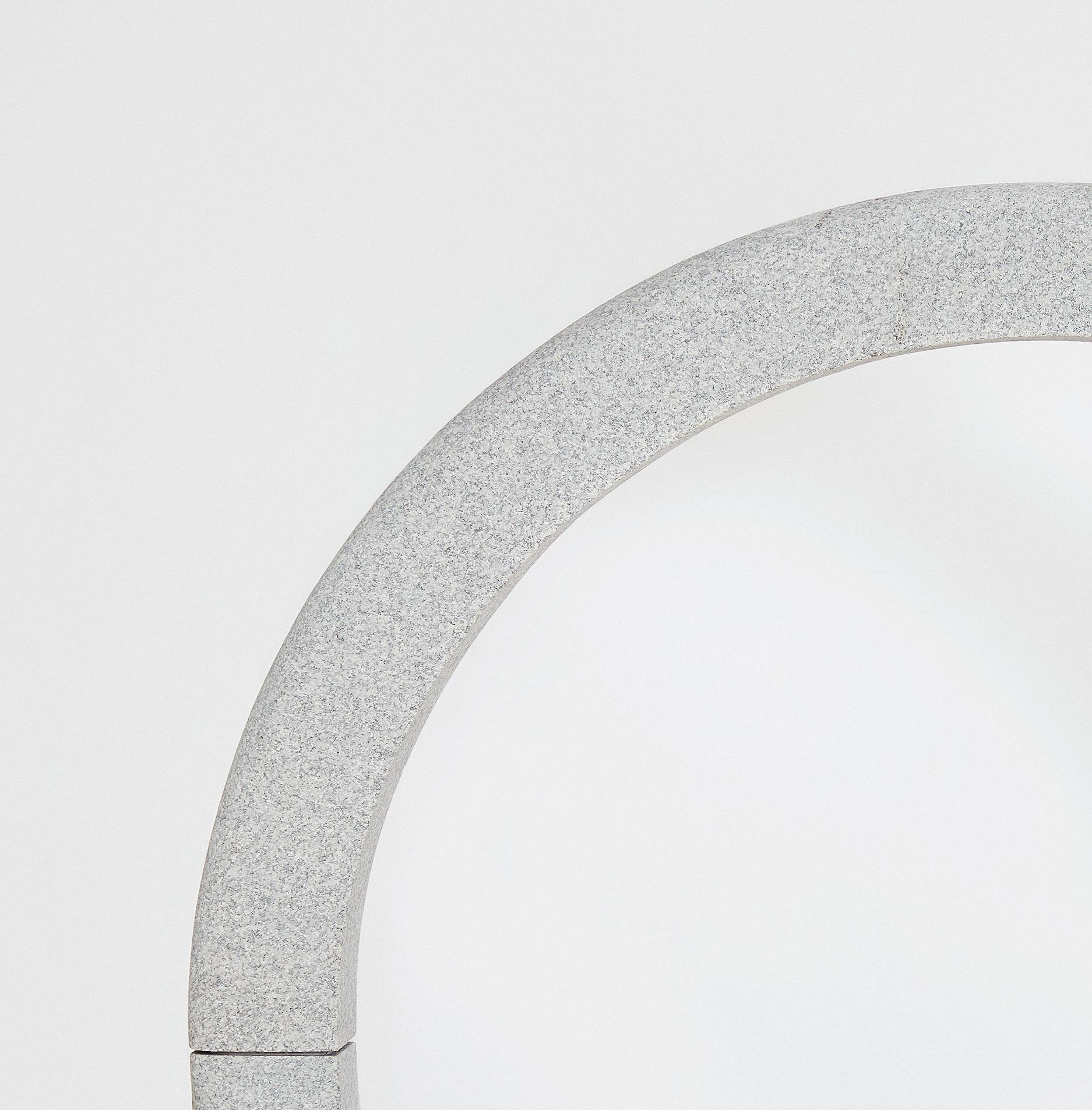 Infinite Ody Runder Sitz in Paarl Grau Granit & Bronze von Jesse Ede (Südafrikanisch) im Angebot