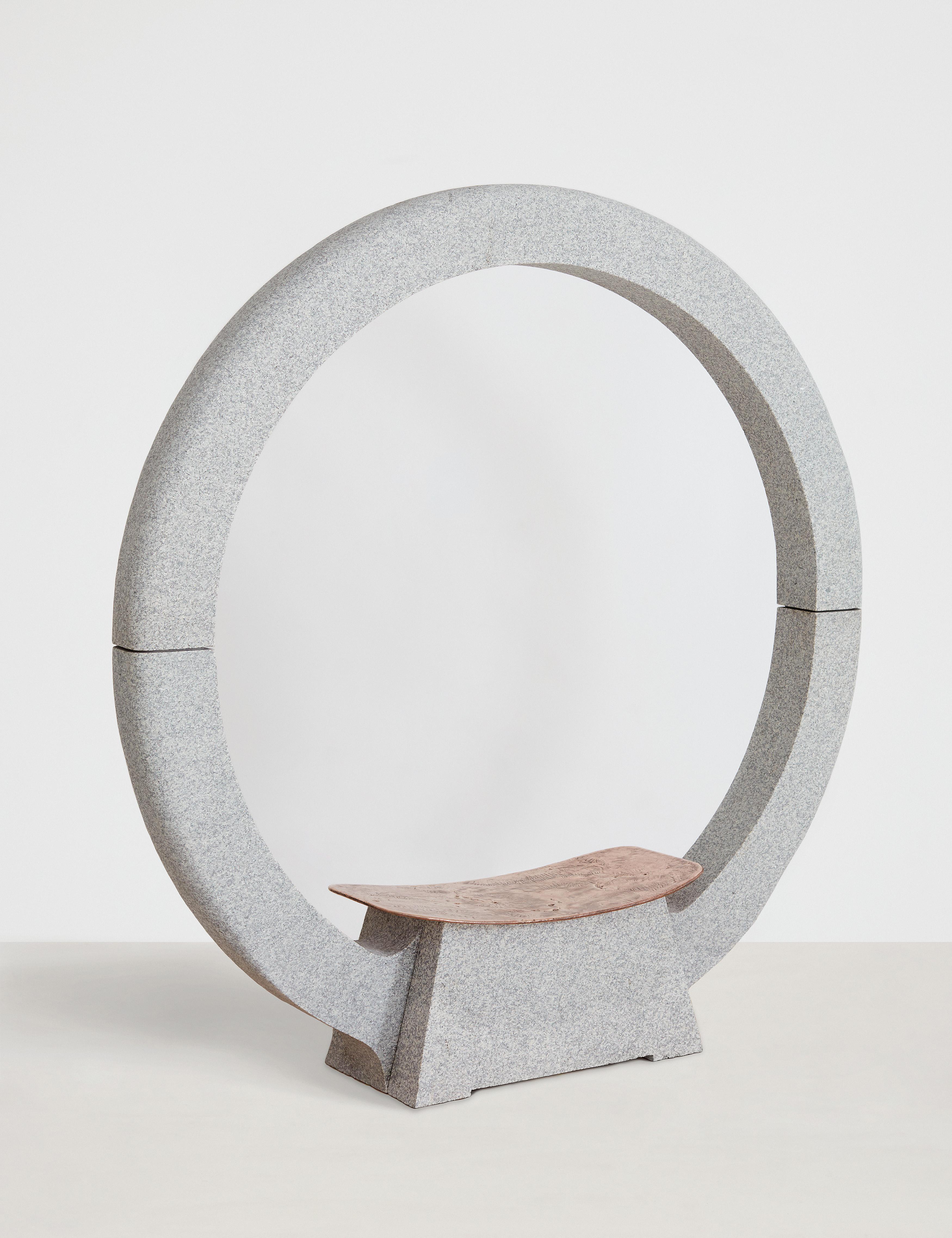 Infinite Ody Runder Sitz in Paarl Grau Granit & Bronze von Jesse Ede im Zustand „Neu“ im Angebot in Geneve, CH