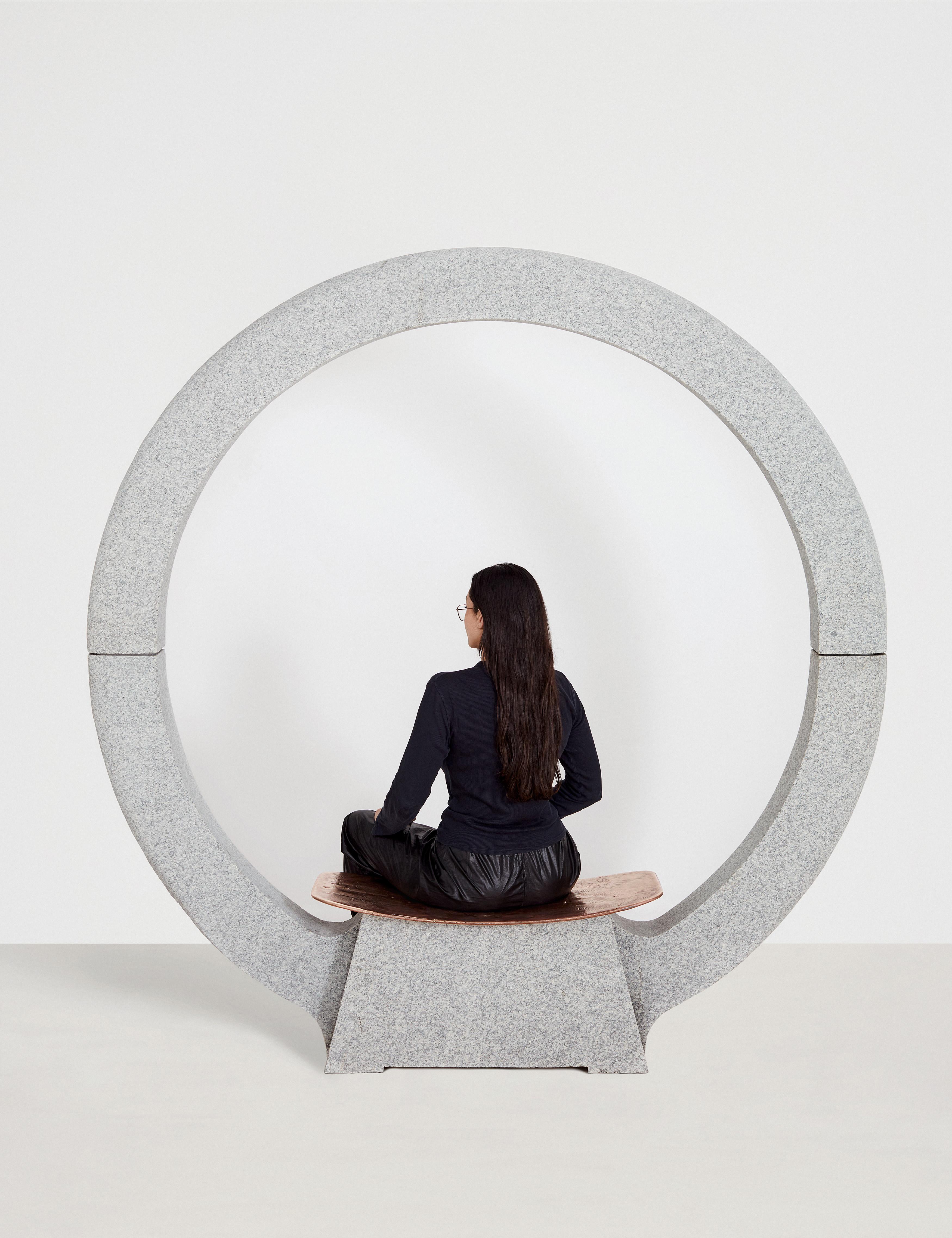 Infinite Ody Runder Sitz in Paarl Grau Granit & Bronze von Jesse Ede (21. Jahrhundert und zeitgenössisch) im Angebot