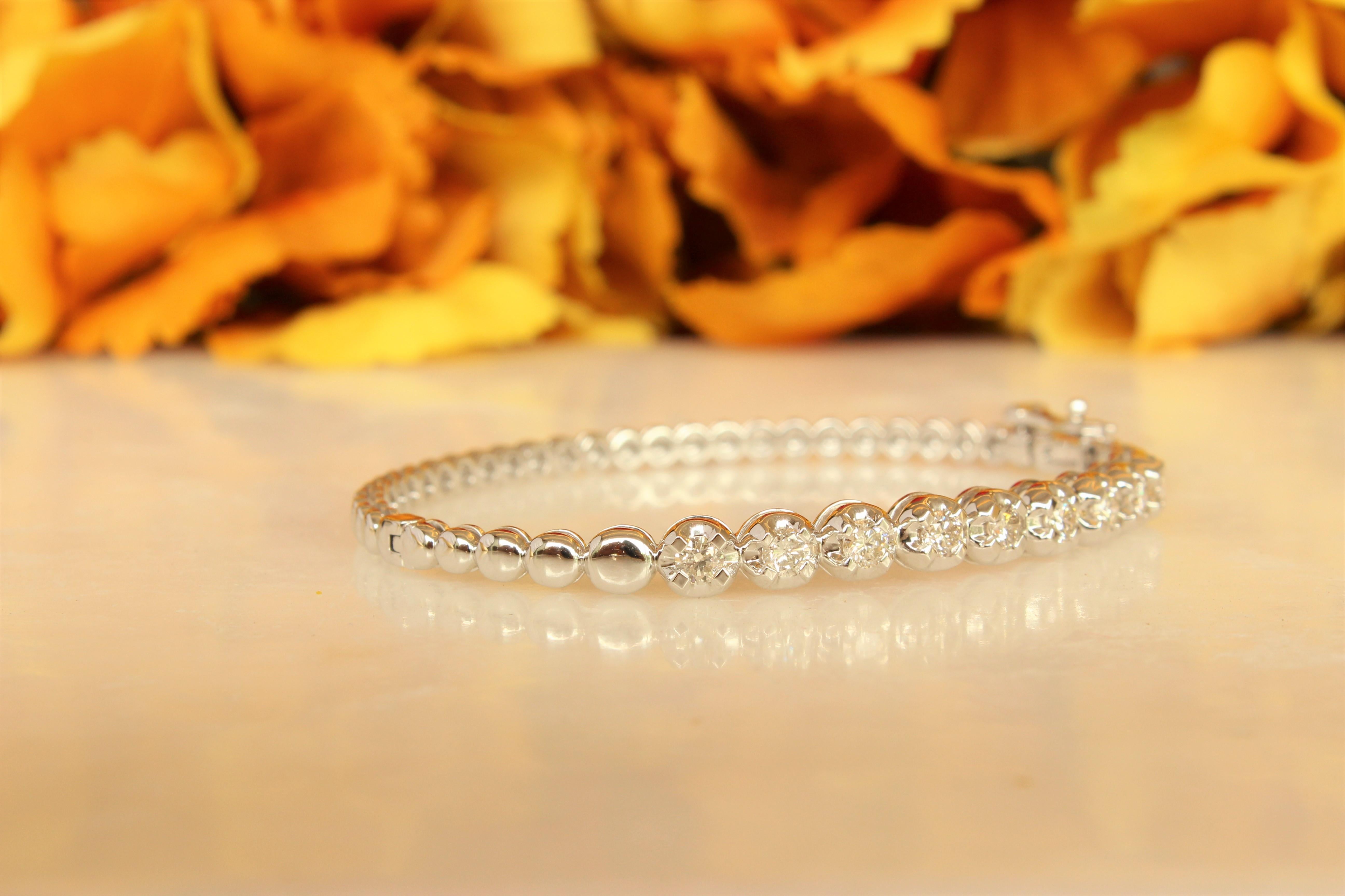 Taille ronde Bracelet infini de diamants chatoyants avec sertissage d'illusion en or massif 18 carats en vente
