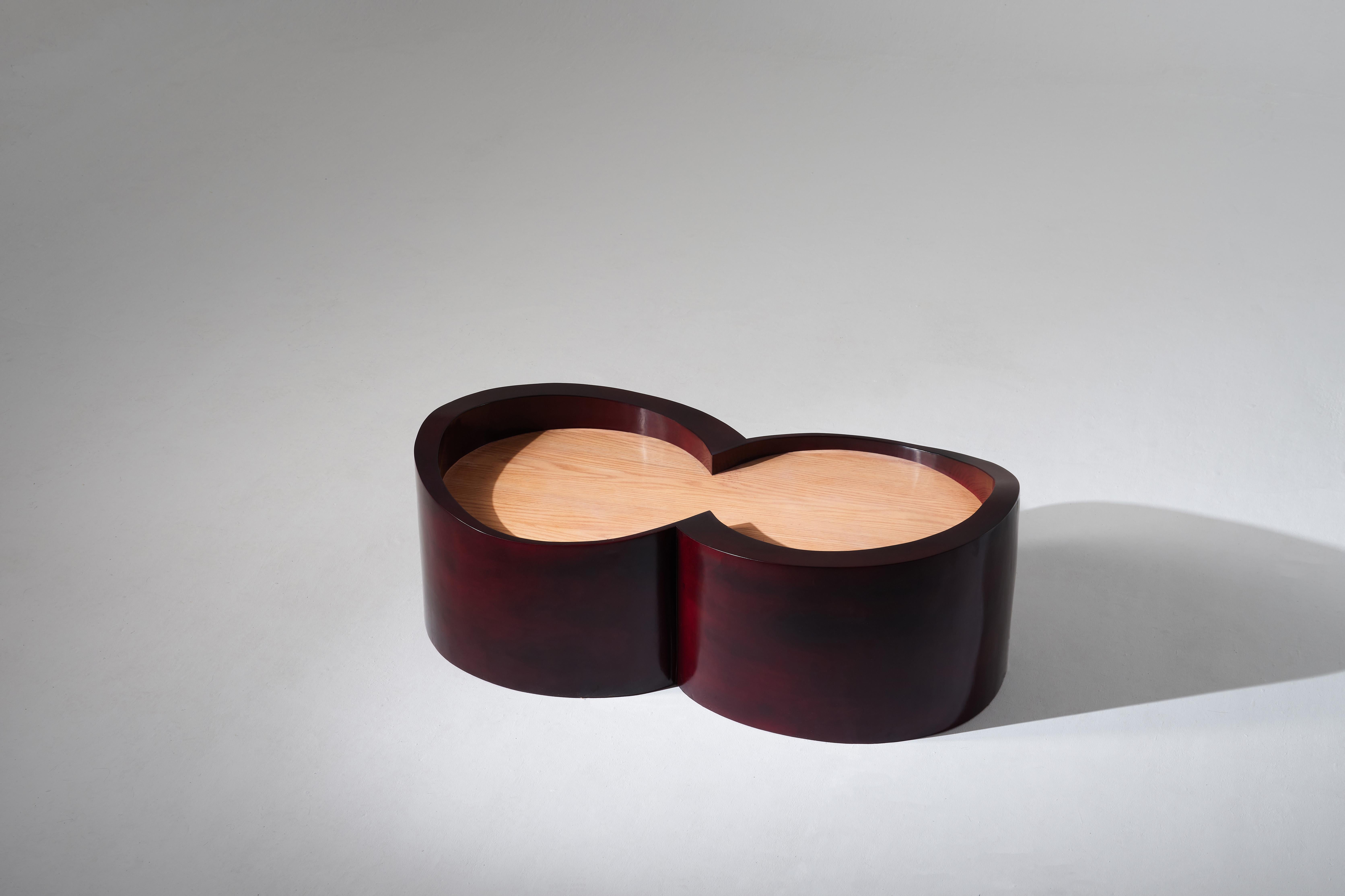 Table à thé Infinite en bois massif de Oak Oak et laque dégradée par Artempo
Dimensions : D 60 x L 110 x H 40 cm.
MATERIAL : Bois de chêne et laque.

Cette table à thé incarne l'illimité céleste par sa circularité sans limite, tandis que la