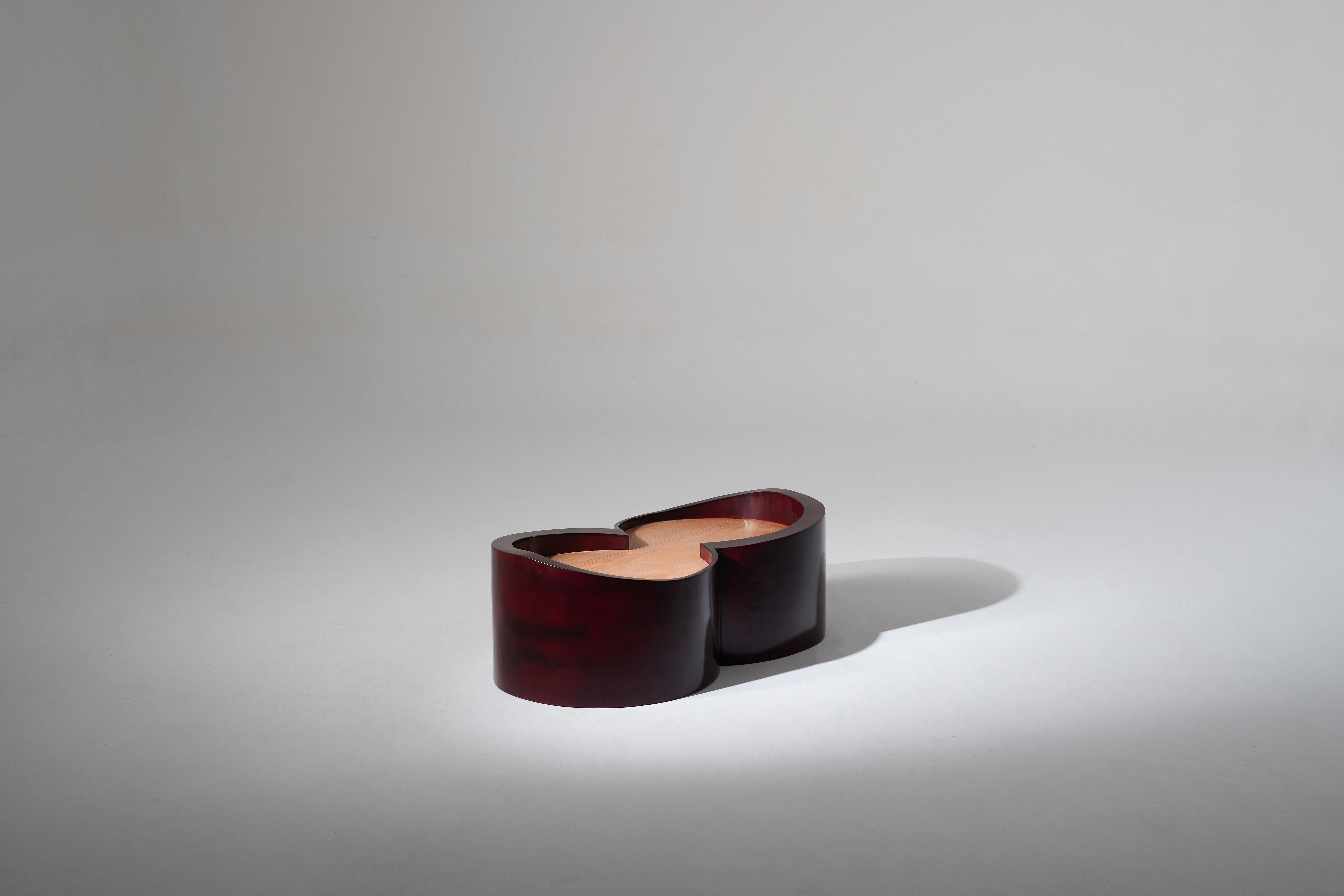 Autre Table à thé Infinite en bois massif de Oak Oak et laque dégradée par Artempo en vente