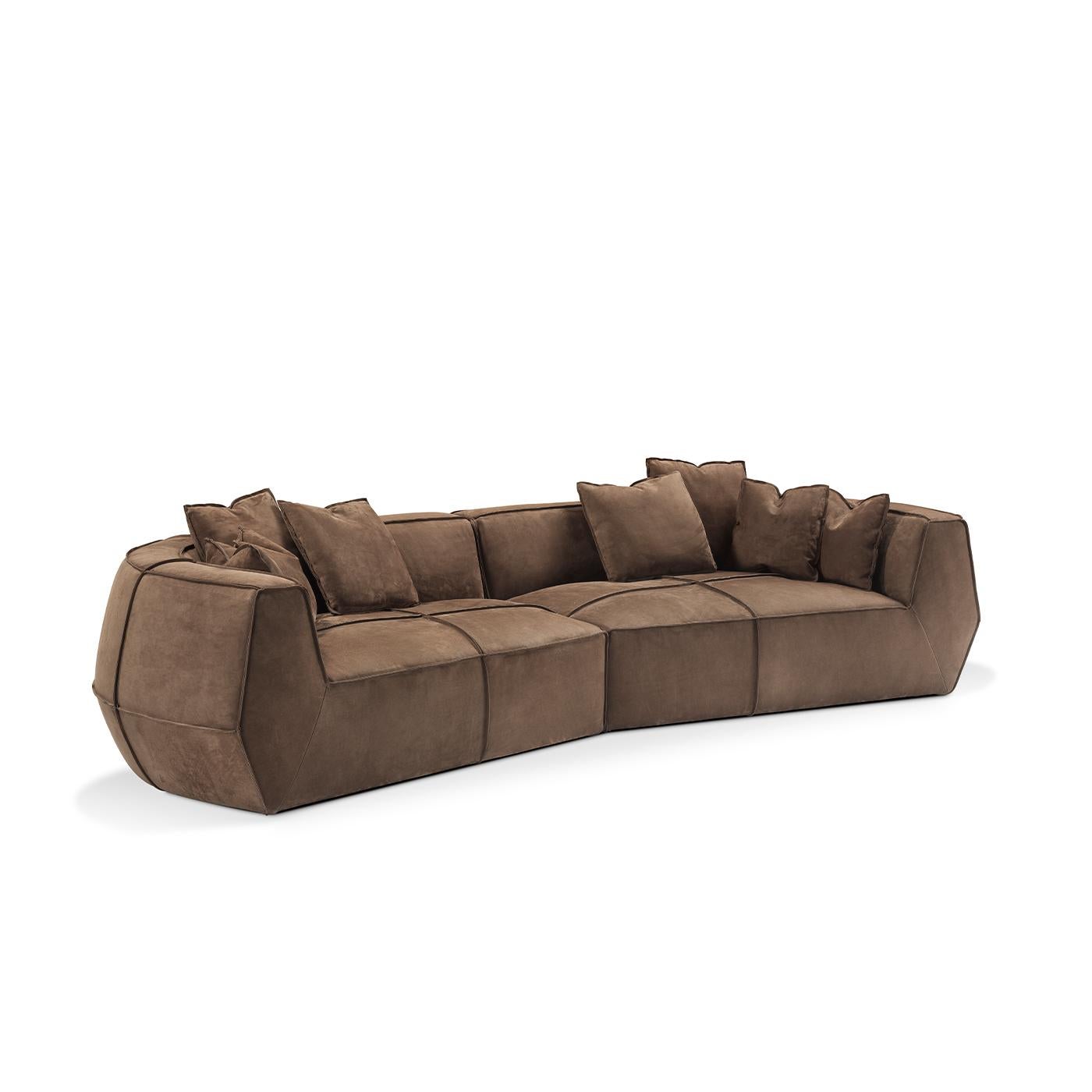 Un design elegante che invita l'utente a godersi momenti di puro relax sui suoi volumi riccamente imbottiti, questo divano è caratterizzato da una silhouette scolpita che rivela il suo fascino moderno. Un raffinato rivestimento in pelle marrone