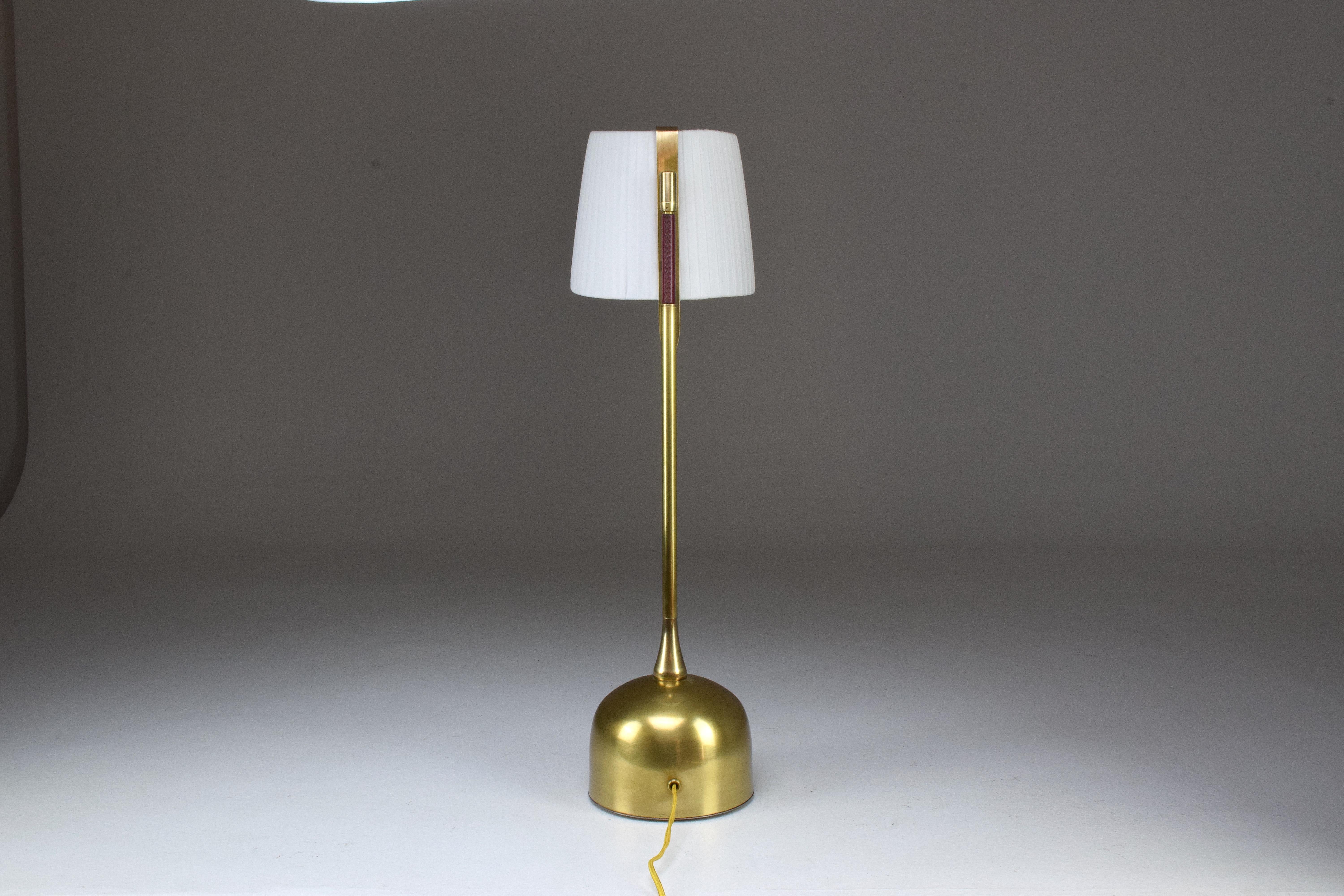 Infinitus Contemporary Brass Table Lamp, Flow Collection For Sale 5