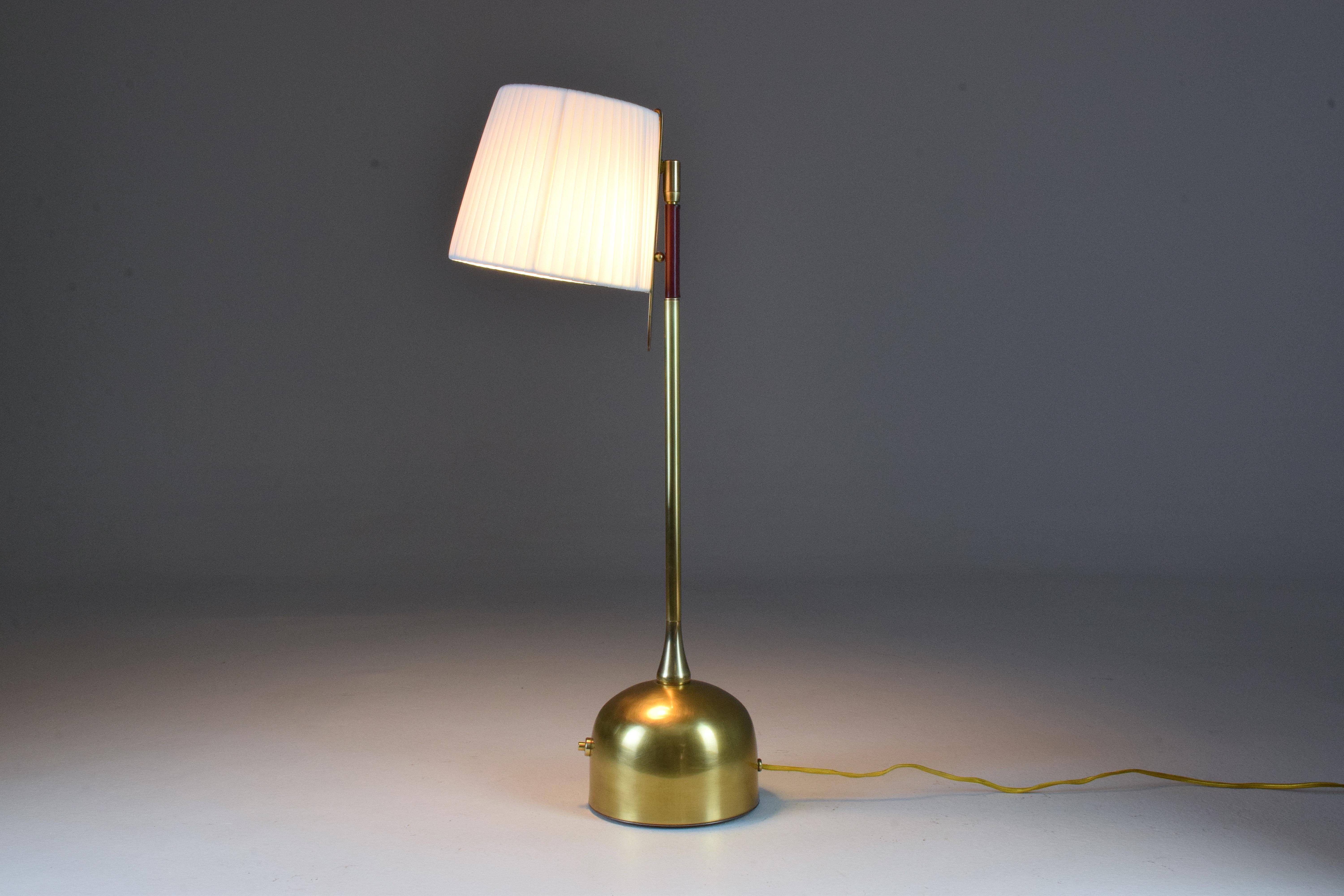 Contemporary handcrafted articulating table lamp designed in a gold polished brass stem which articulates at the brass base with a pear-shaped joint.

The Flow collection is an ode to movement designed by Jonathan Amar composed of artisanal