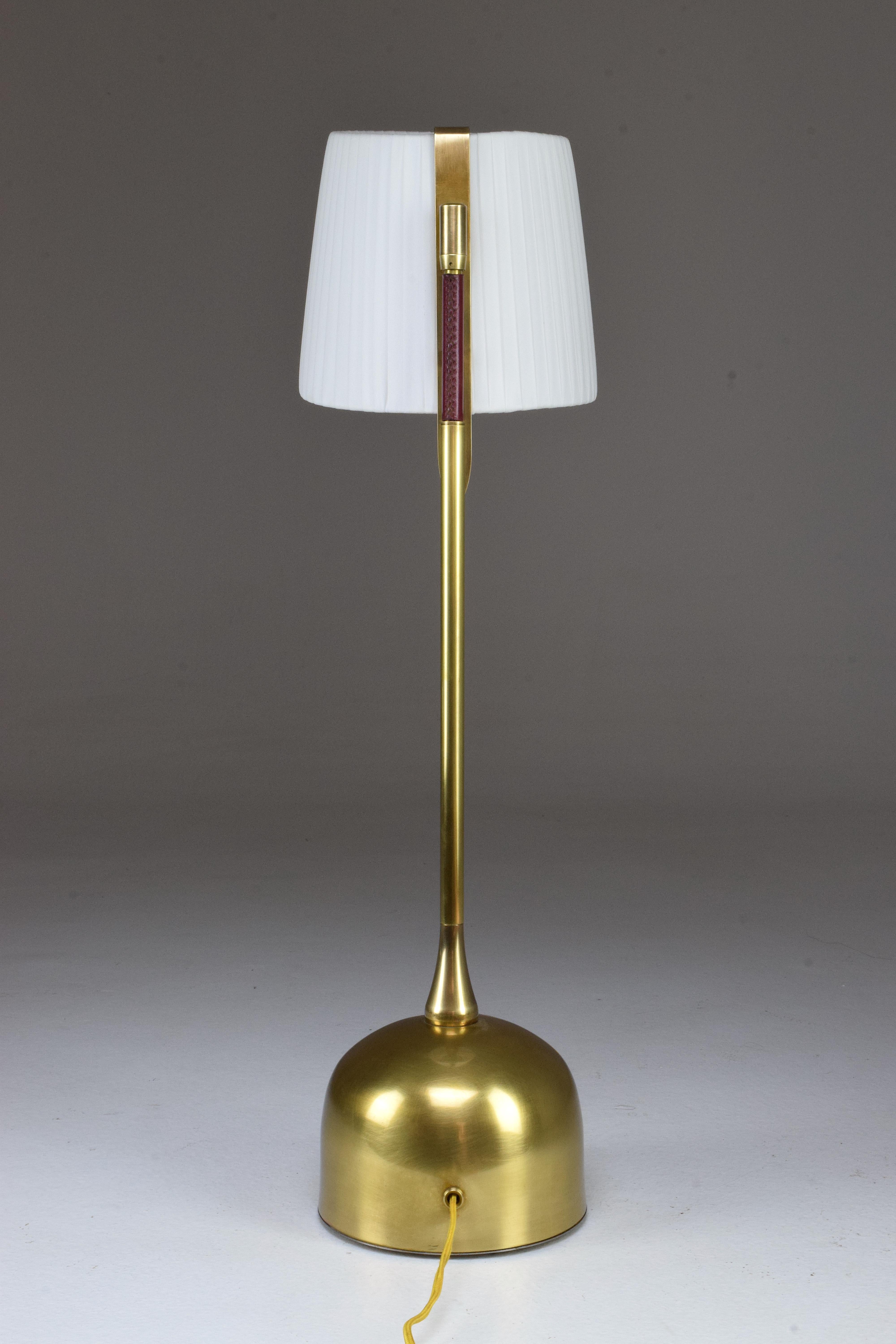 Infinitus Contemporary Brass Table Lamp, Flow Collection For Sale 4