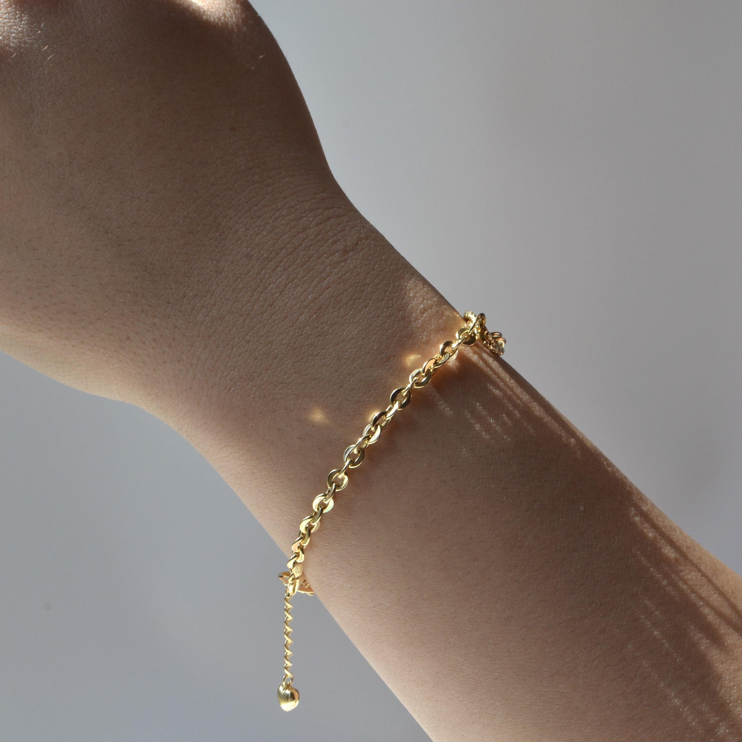 Mélange moderne d'élégance et d'originalité, ce bracelet en or jaune 18 carats offre une interprétation unique de la chaîne classique. Les maillons ovales texturés rencontrent les finitions polies dans une composition réfléchie qui équilibre